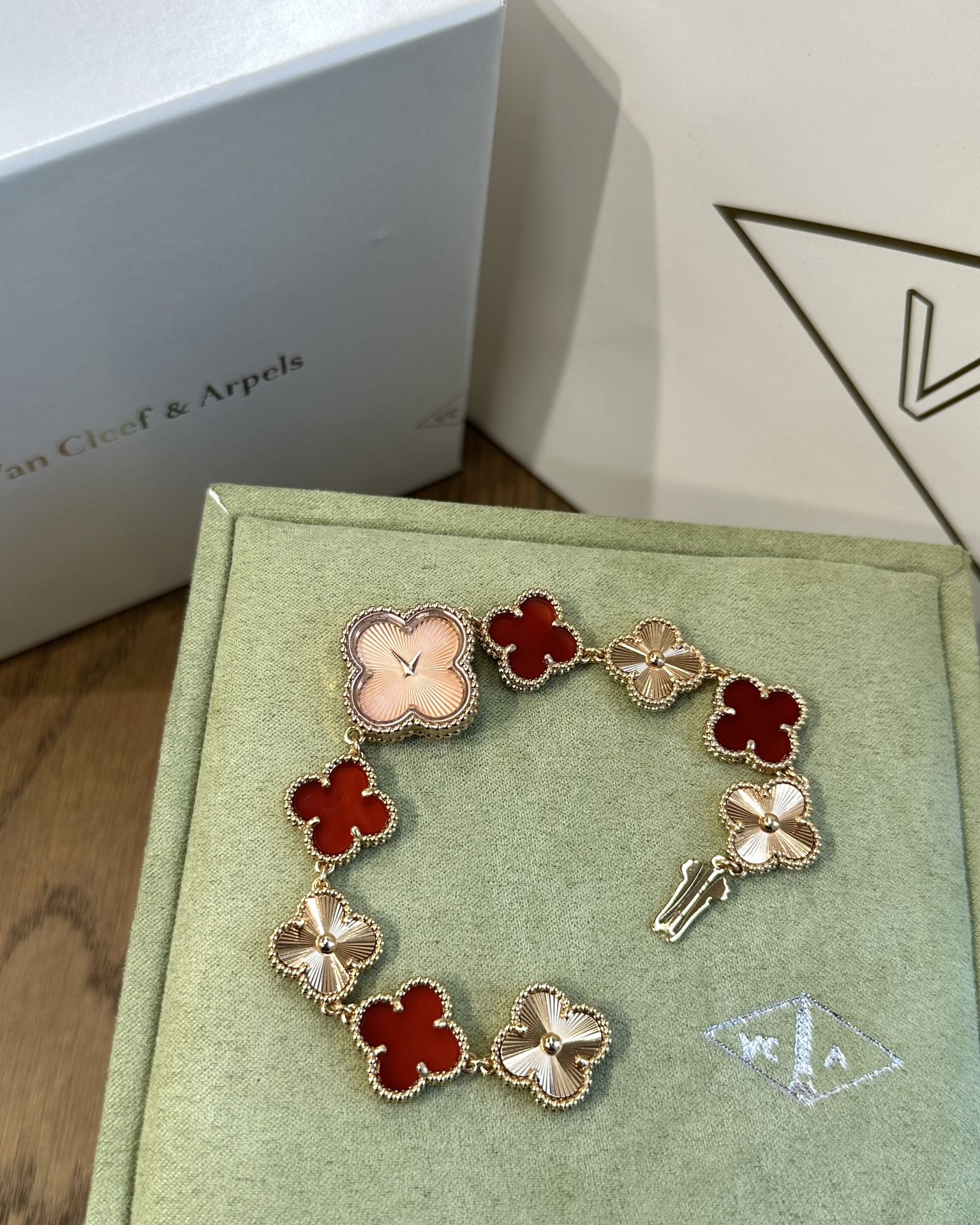 [TOP] Van Cleef & Arpels Sweet Alhambra Bracelet Watch - Gold