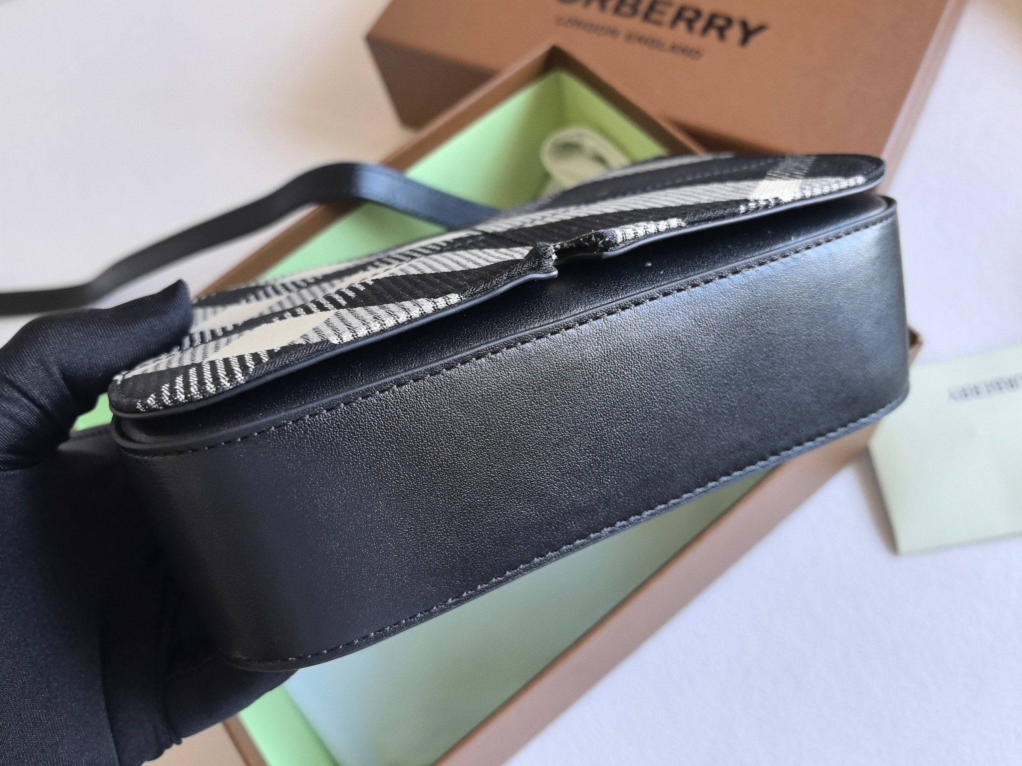 [TOP] BURBERRY Snip Bag 20 x 6.5 x 15.5cm - Black