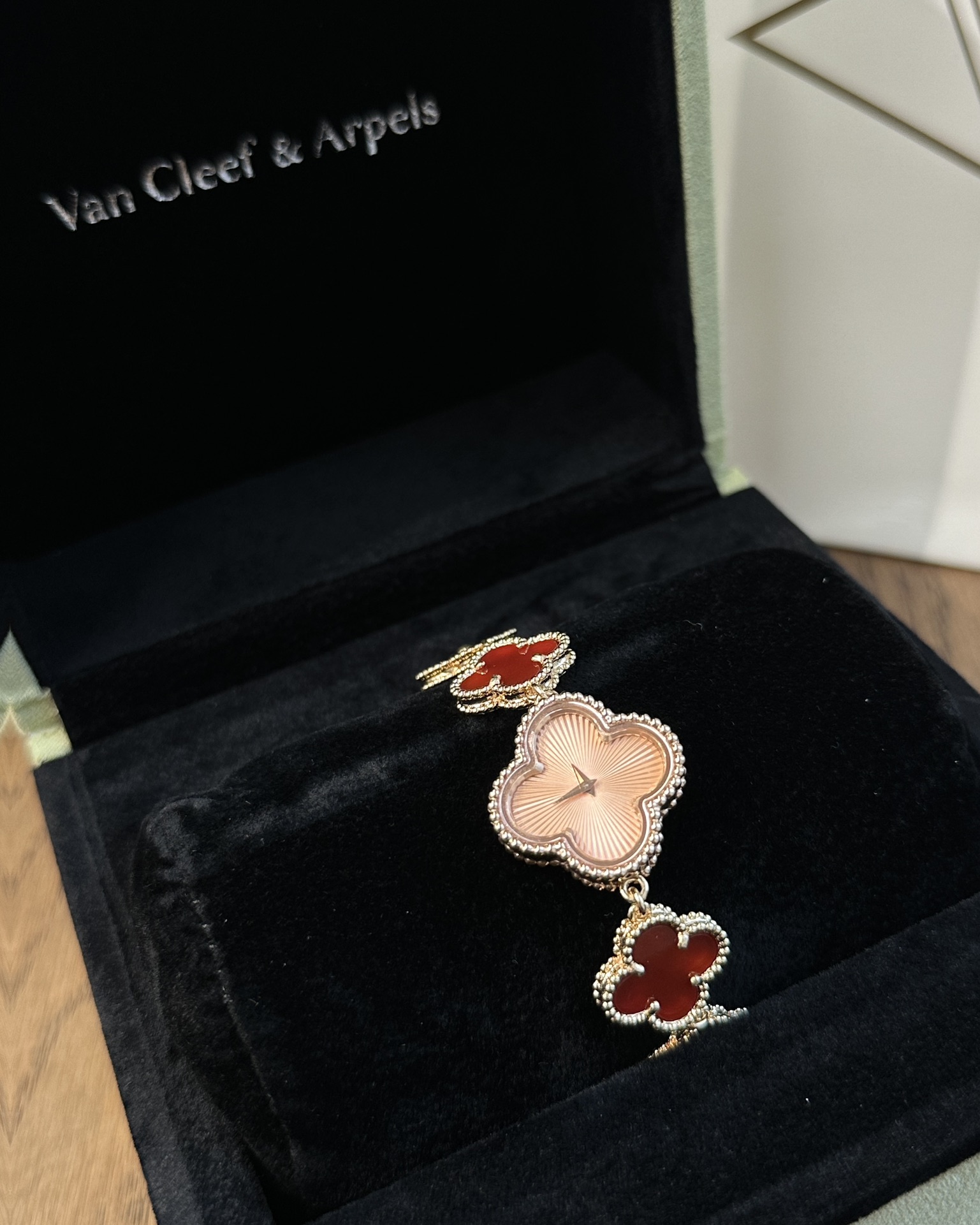 [TOP] Van Cleef & Arpels Sweet Alhambra Bracelet Watch - Gold