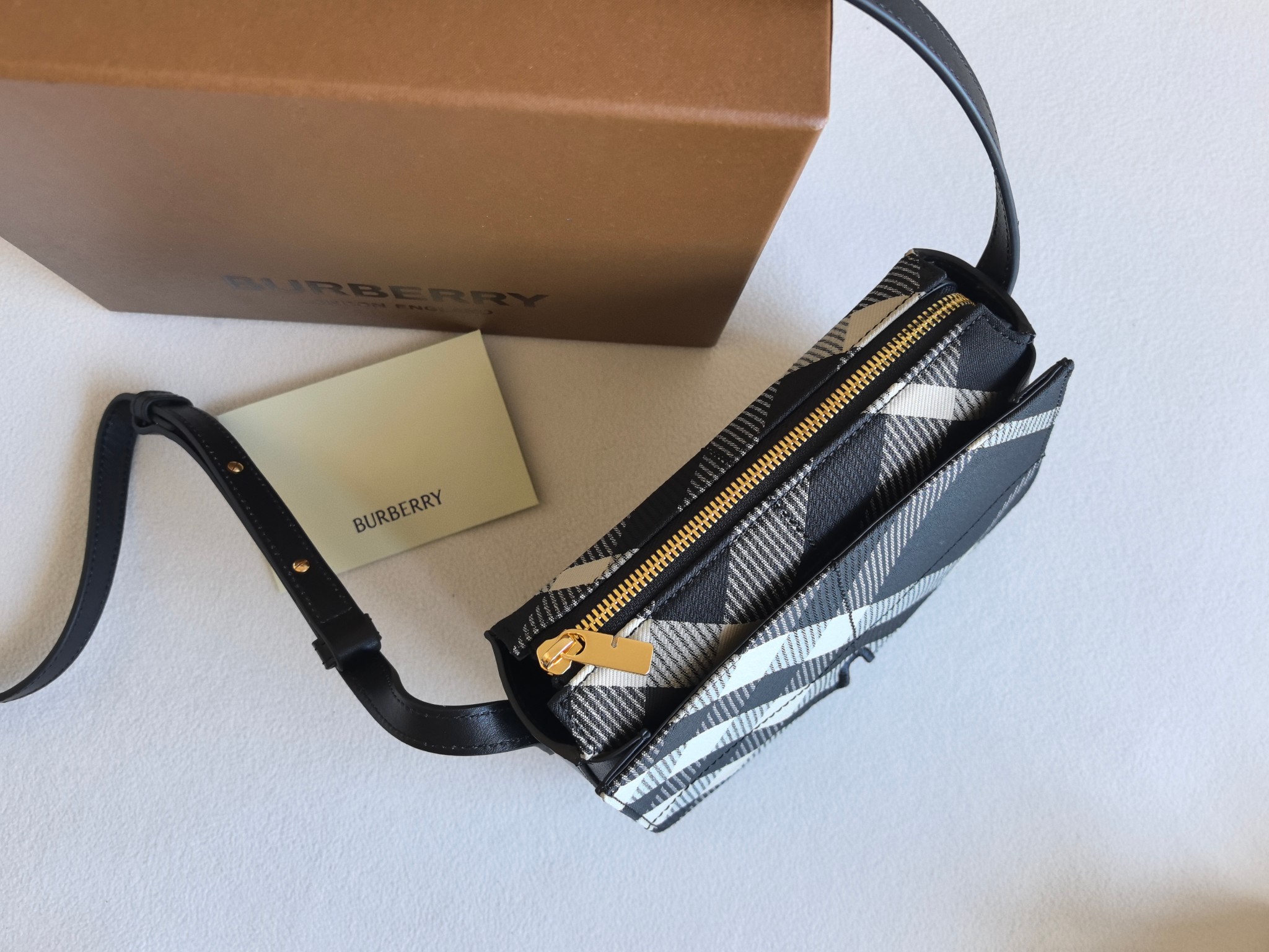 [TOP] BURBERRY Snip Bag 20 x 6.5 x 15.5cm - Black