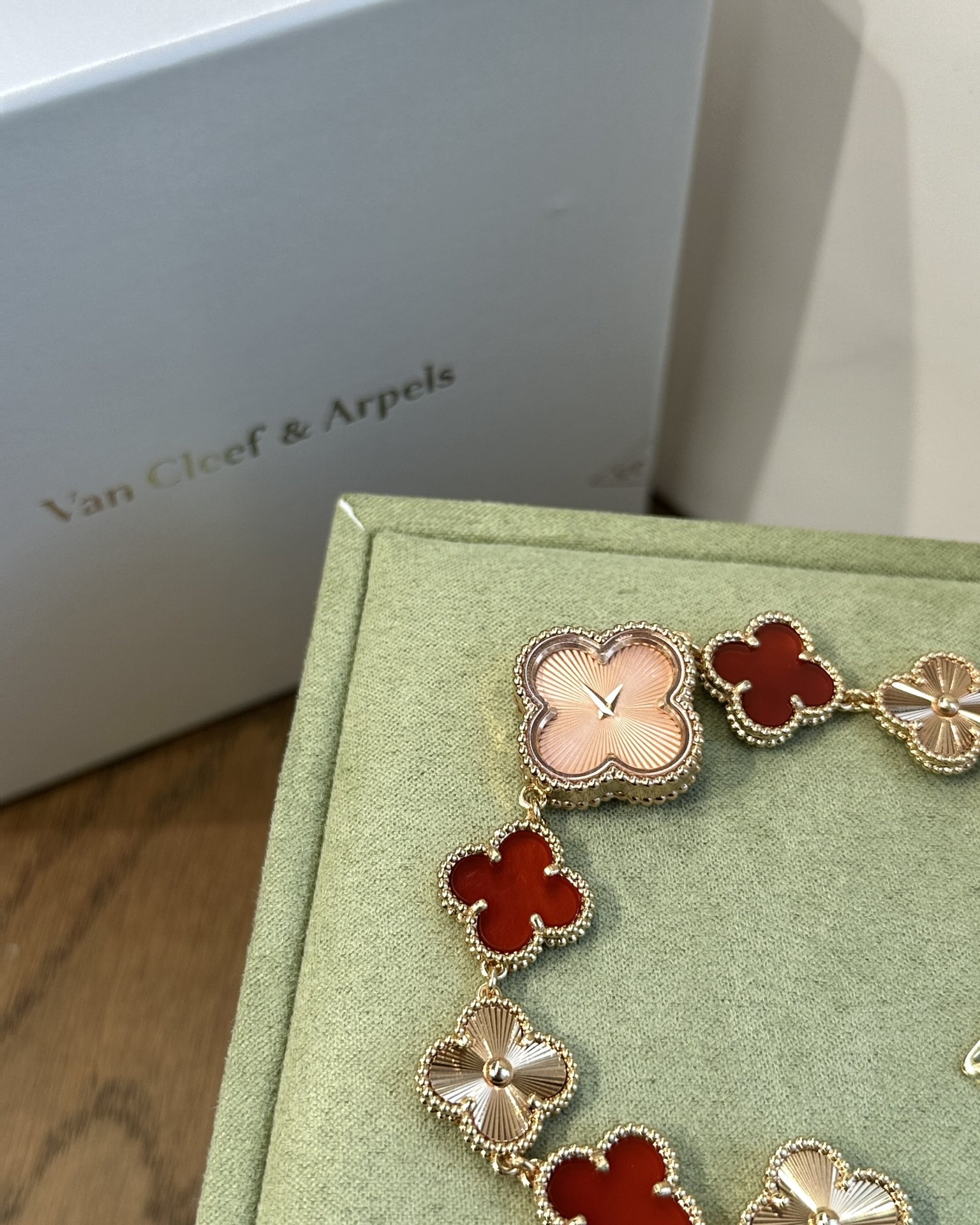 [TOP] Van Cleef & Arpels Sweet Alhambra Bracelet Watch - Gold