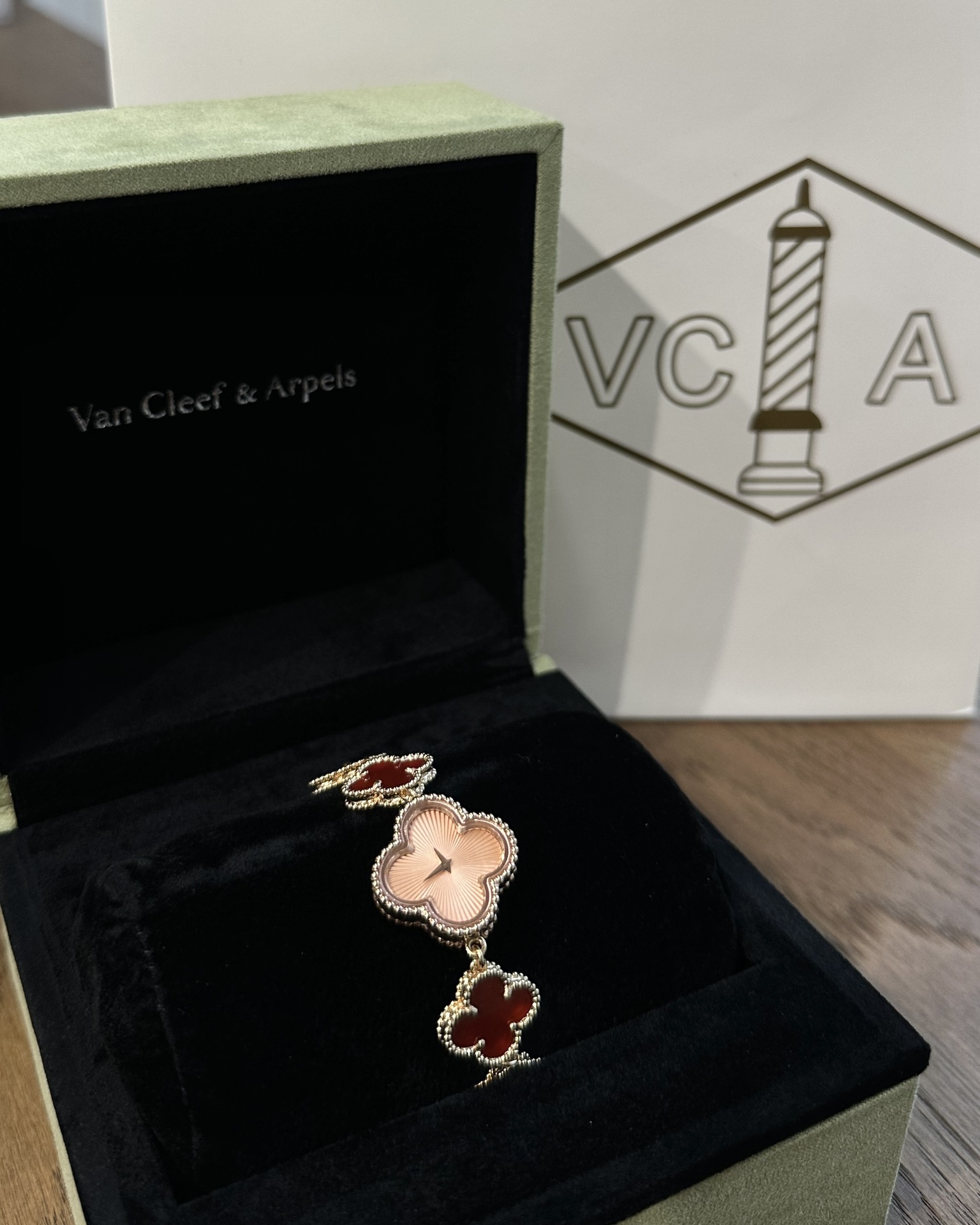 [TOP] Van Cleef & Arpels Sweet Alhambra Bracelet Watch - Gold