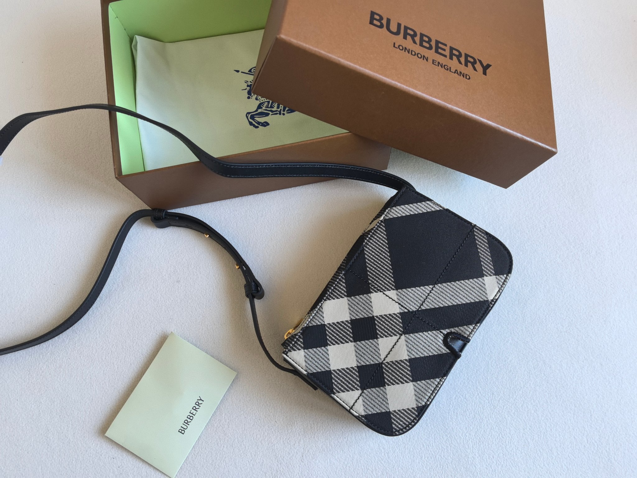 [TOP] BURBERRY Snip Bag 20 x 6.5 x 15.5cm - Black