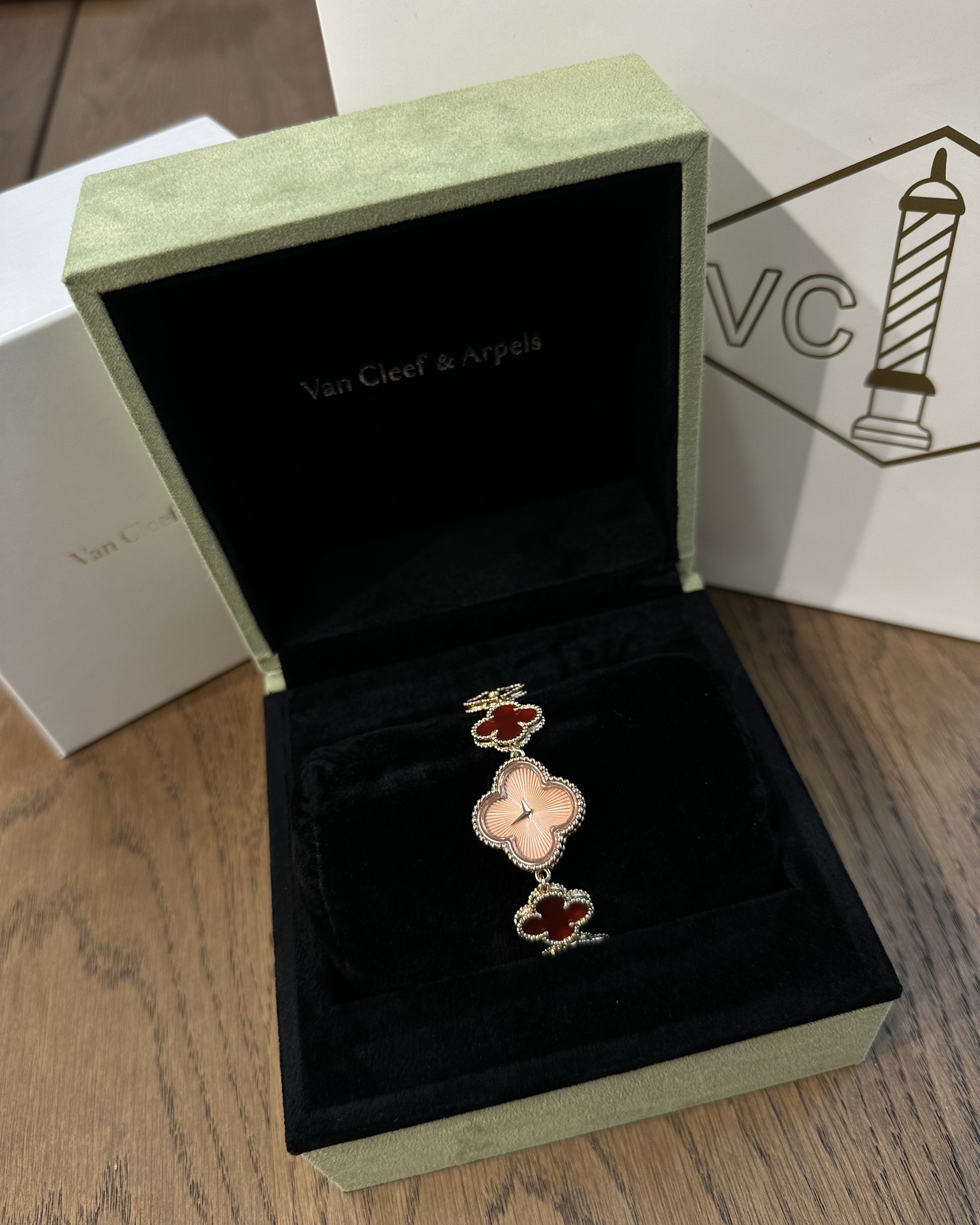 [TOP] Van Cleef & Arpels Sweet Alhambra Bracelet Watch - Gold