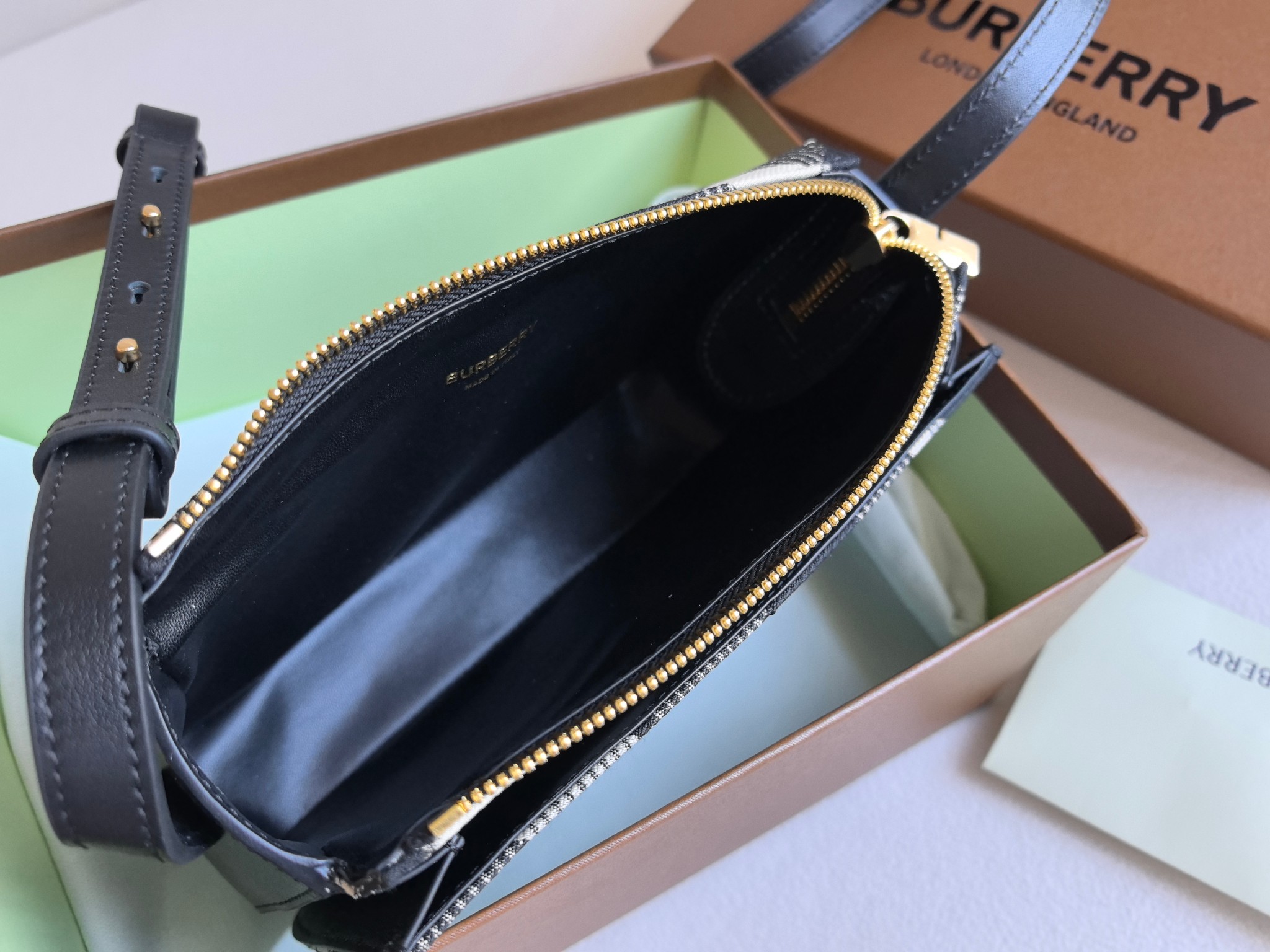 [TOP] BURBERRY Snip Bag 20 x 6.5 x 15.5cm - Black