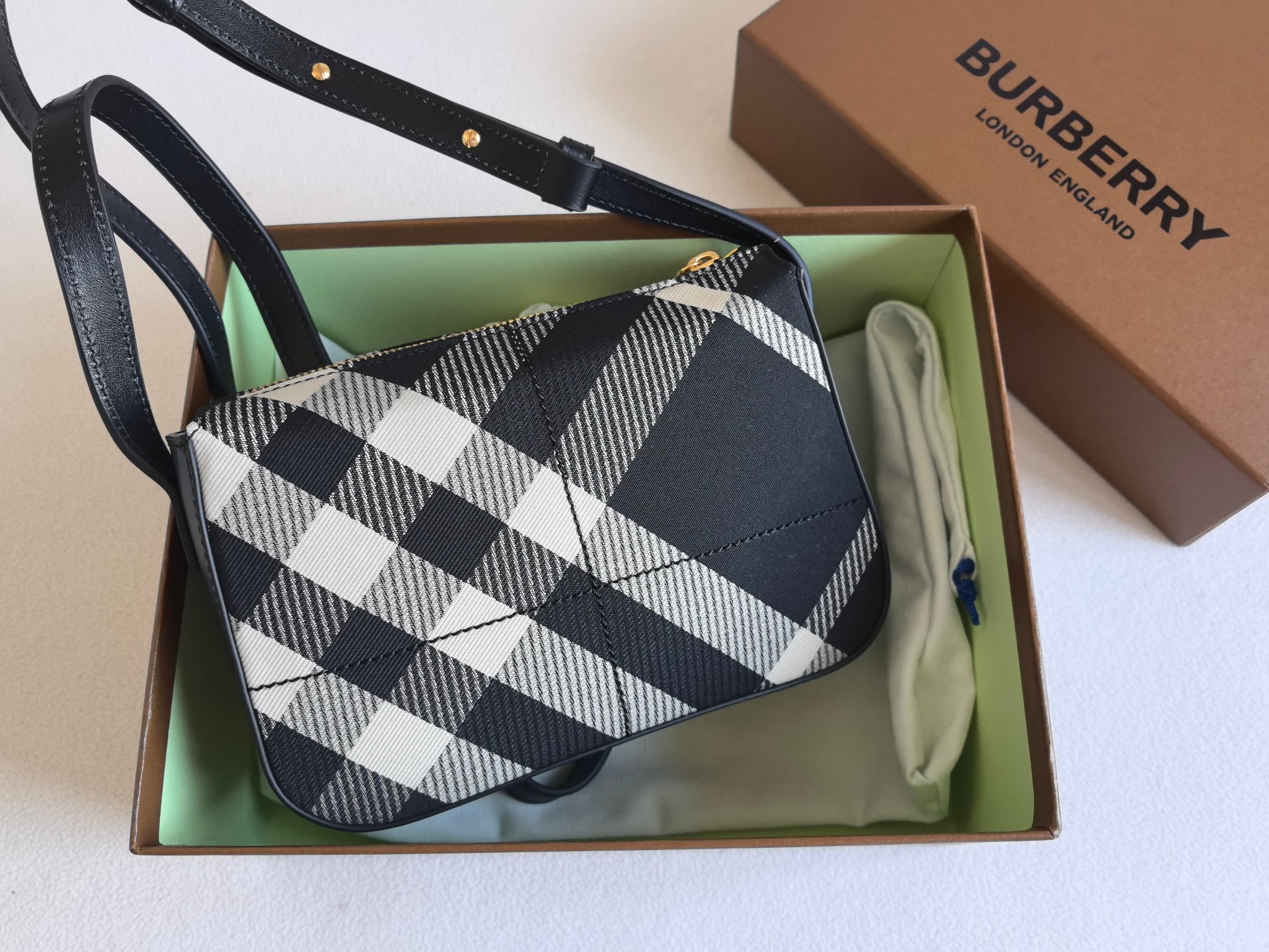[TOP] BURBERRY Snip Bag 20 x 6.5 x 15.5cm - Black