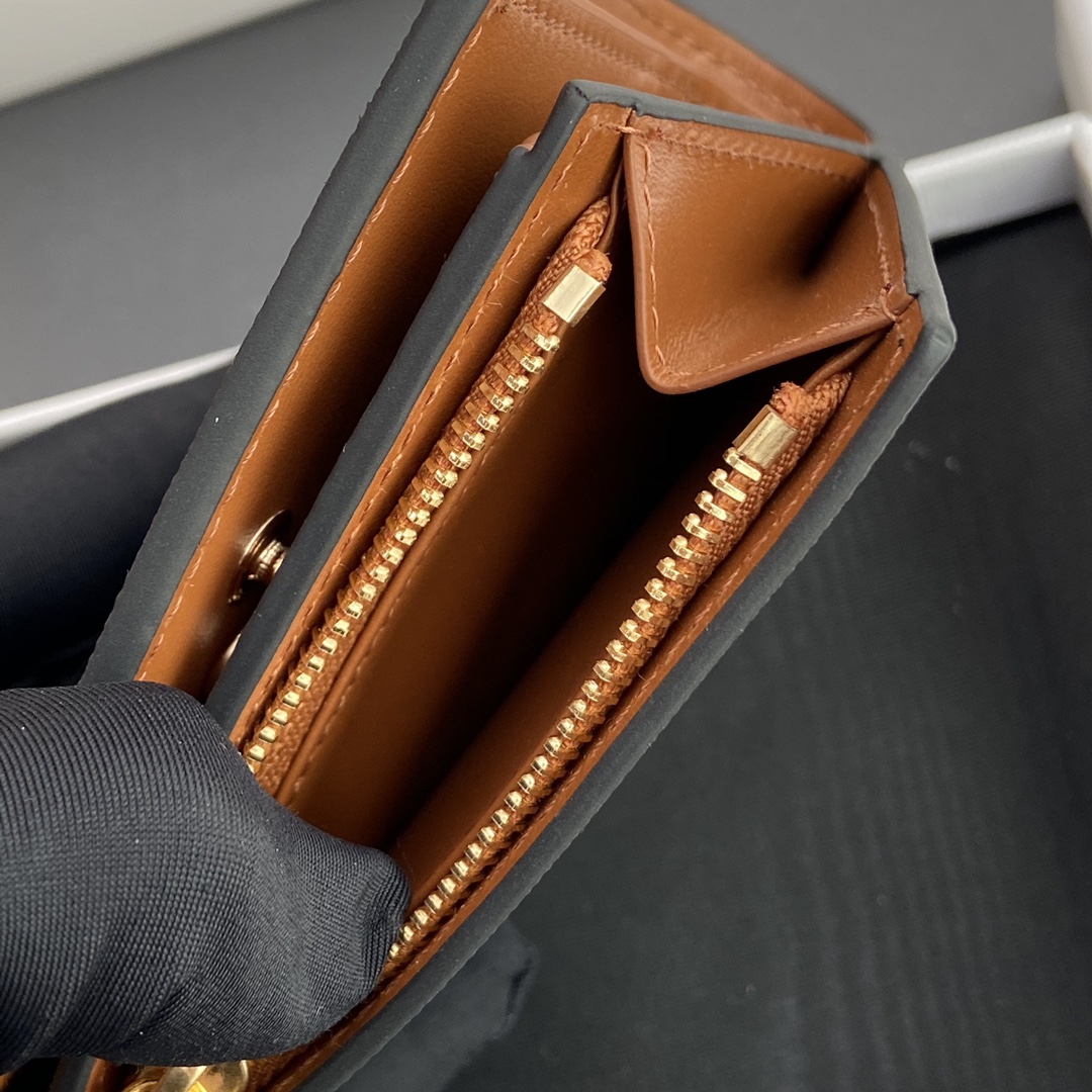 [TOP] CELINE Triomphe Folding Zipper Wallet Iconic Logo 9×10.5×2cm - Tan/Monogram