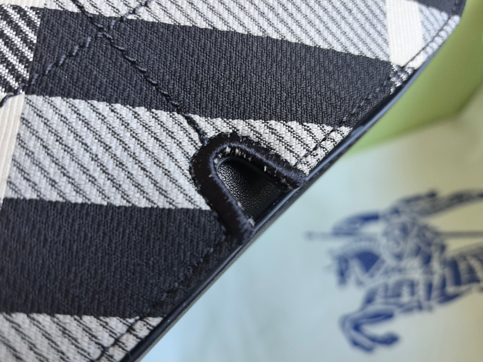 [TOP] BURBERRY Snip Bag 20 x 6.5 x 15.5cm - Black