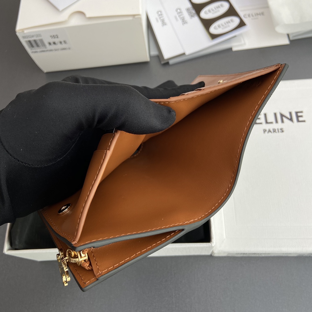 [TOP] CELINE Triomphe Folding Zipper Wallet Iconic Logo 9×10.5×2cm - Tan/Monogram