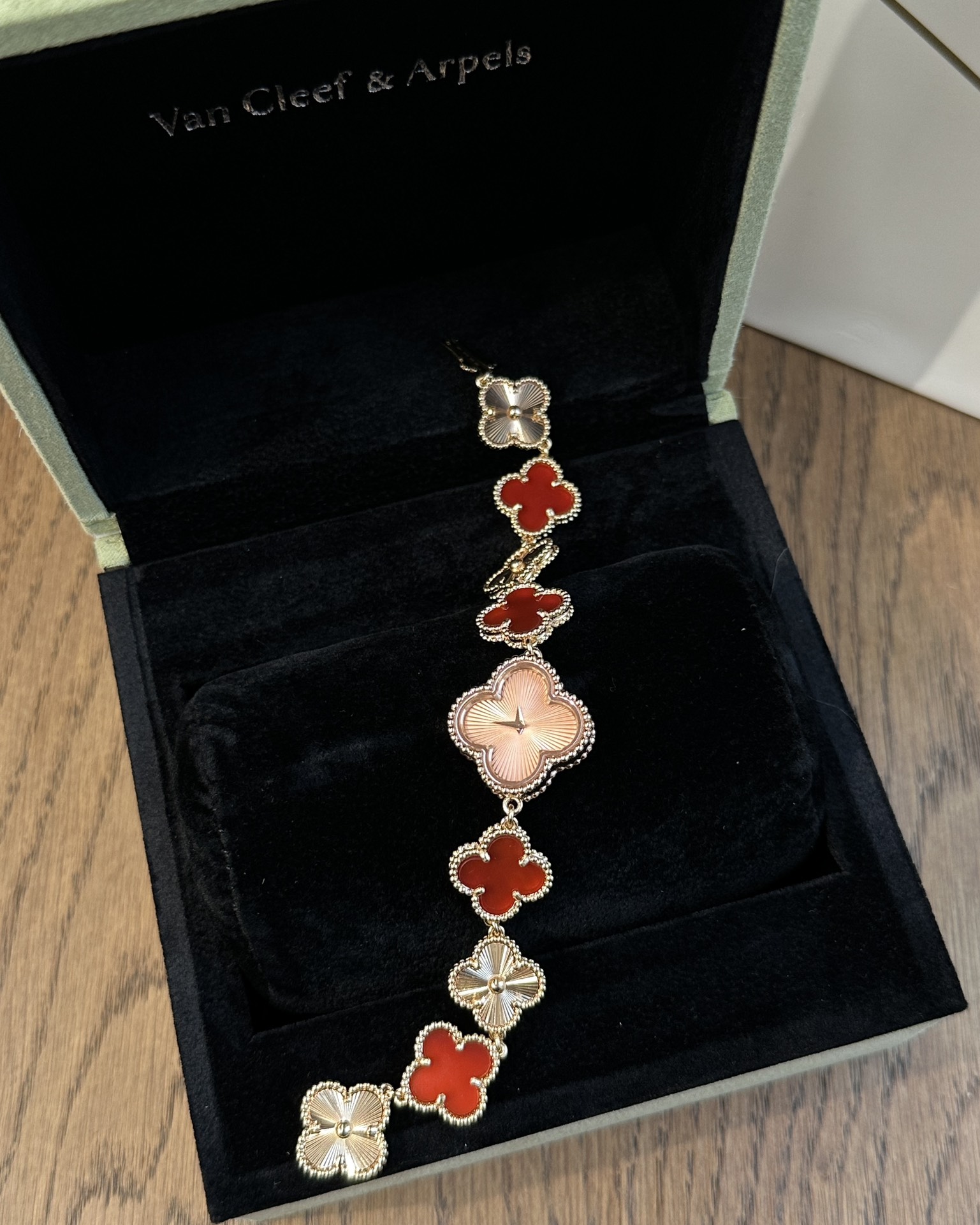 [TOP] Van Cleef & Arpels Sweet Alhambra Bracelet Watch - Gold