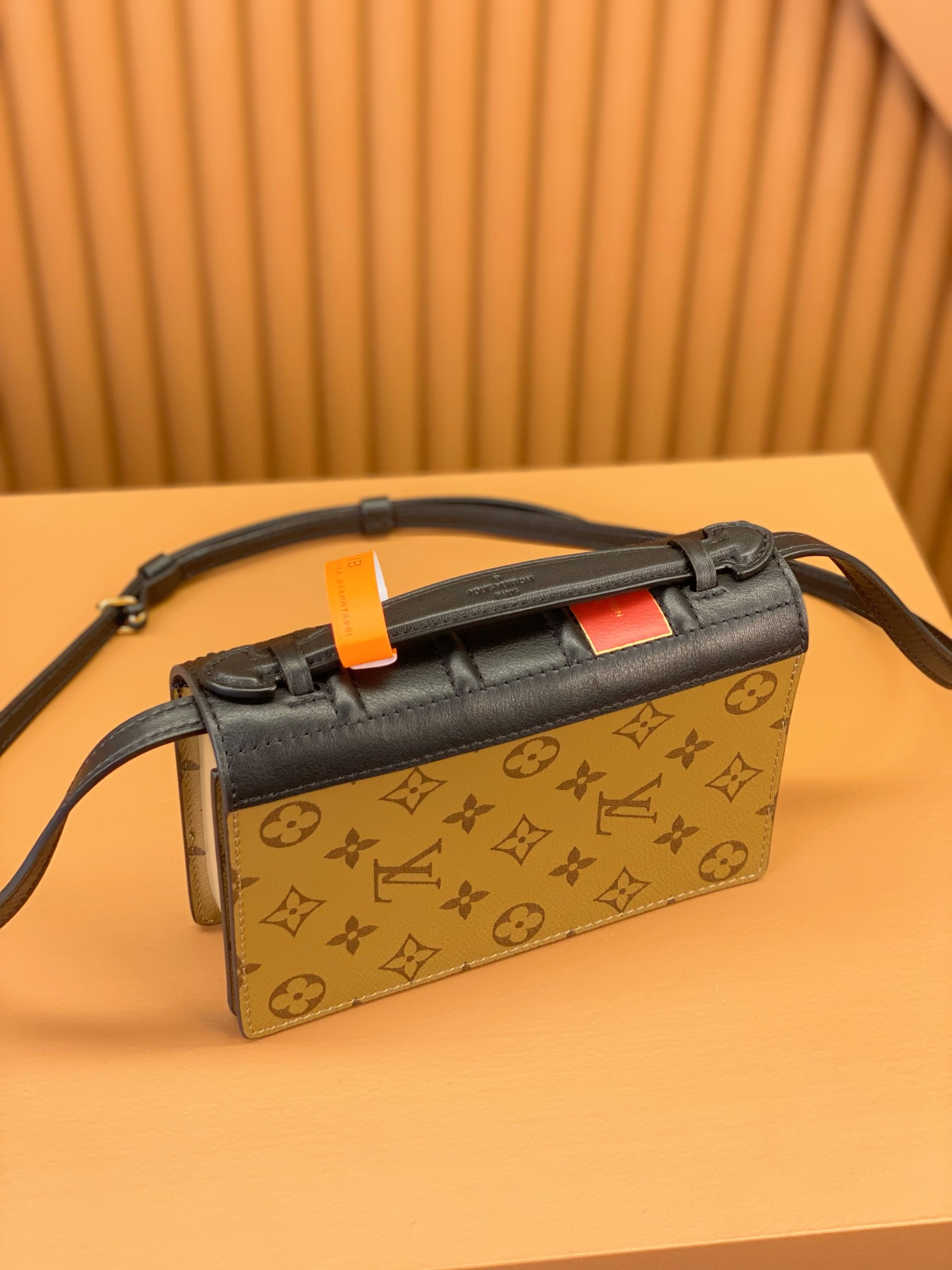 [TOP] Louis Vuitton LV BOOK CHAIN WALLET Bag 20x14x4cm - Brown