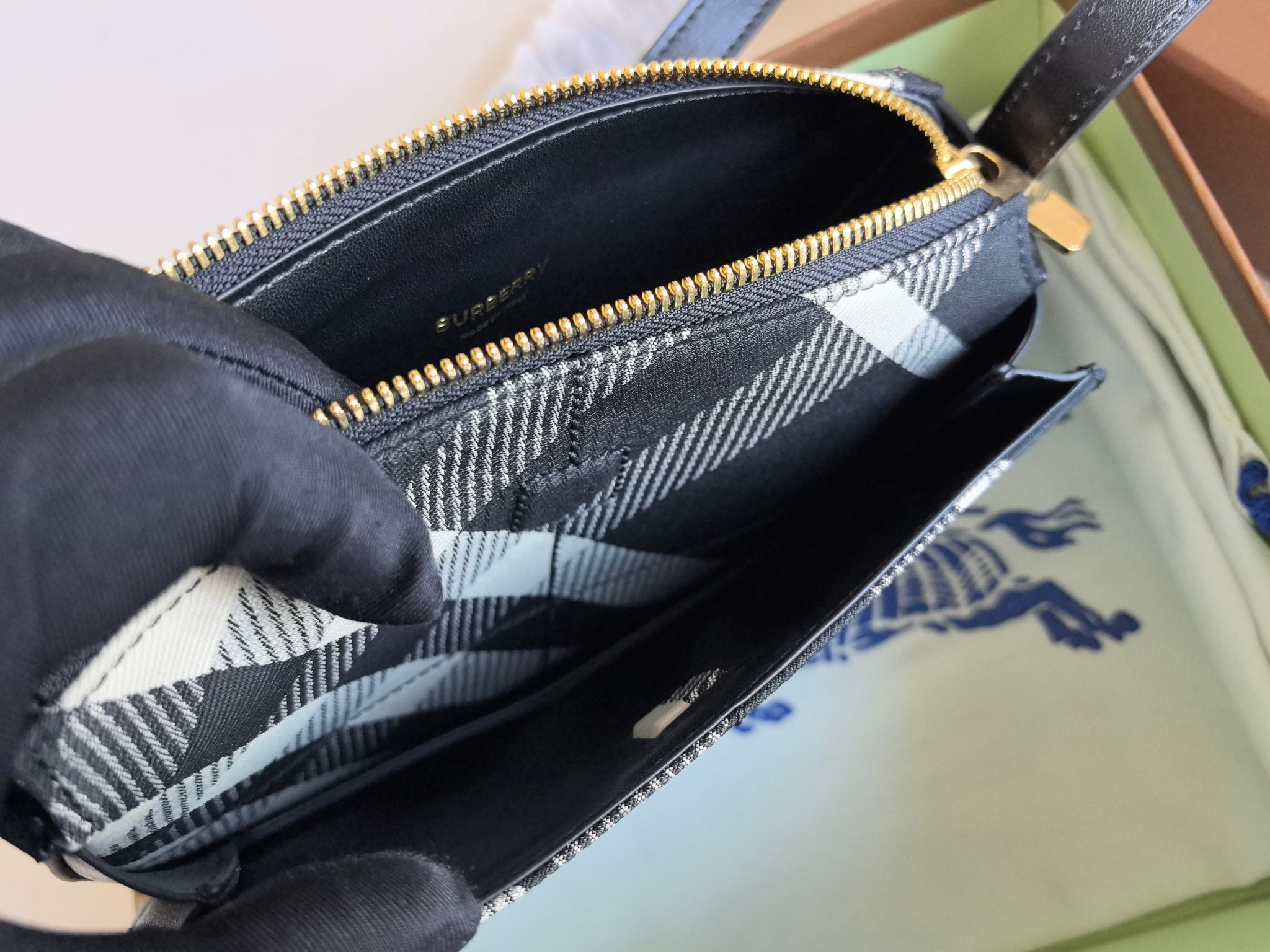 [TOP] BURBERRY Snip Bag 20 x 6.5 x 15.5cm - Black