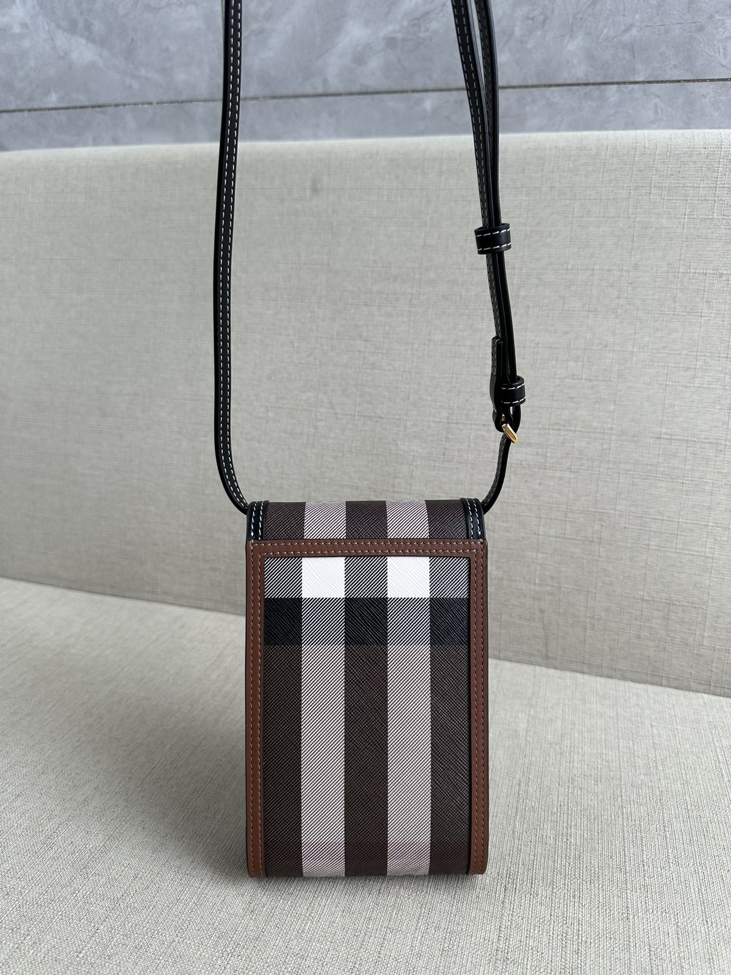 [TOP] BURBERRY Elizabeth Check Phone Pouch Shoulder Bag - 11*18*4 cm-  Brown