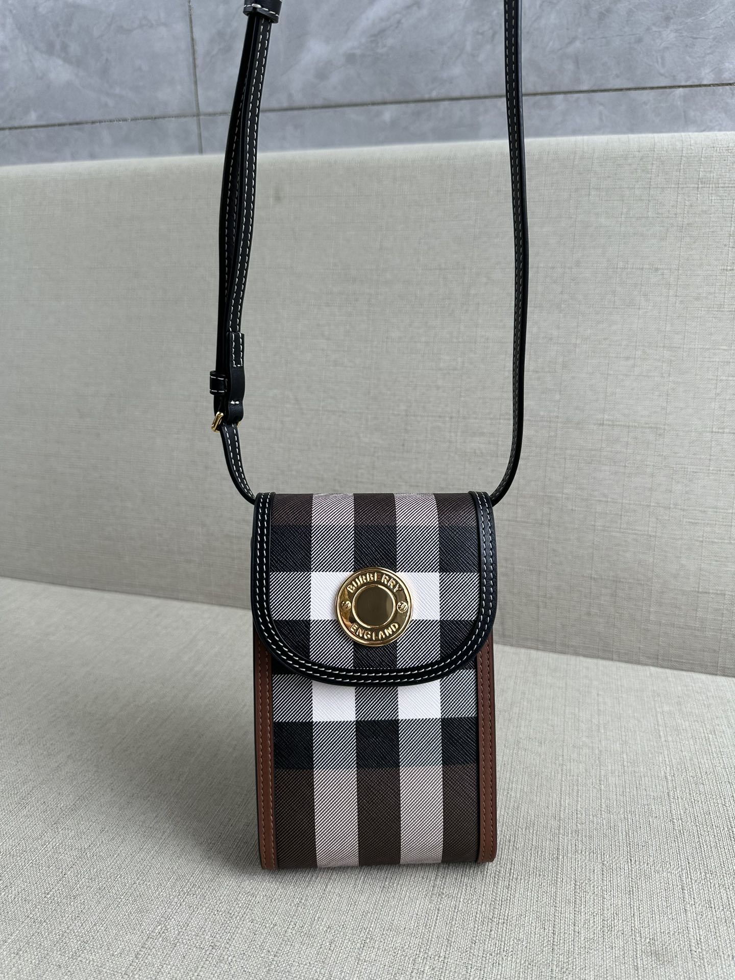 [TOP] BURBERRY Elizabeth Check Phone Pouch Shoulder Bag - 11*18*4 cm-  Brown