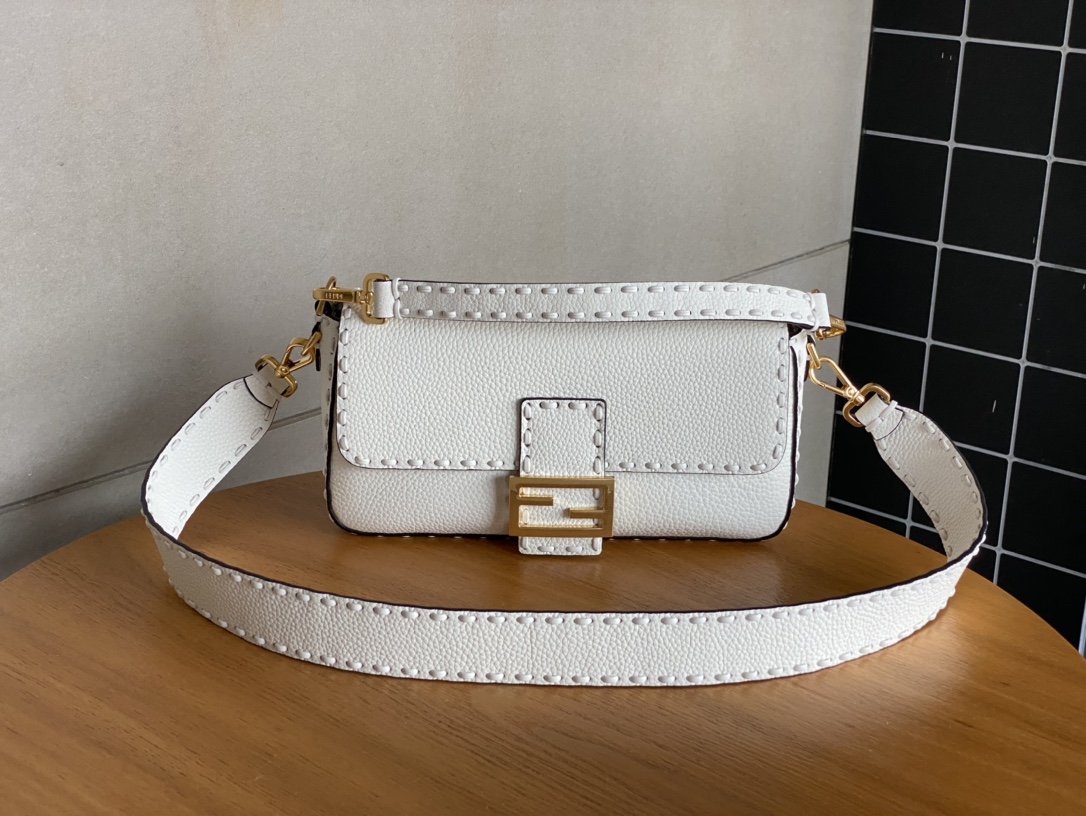 [TOP] FENDI Baguette Bag 26x13x6cm - 2 Colors