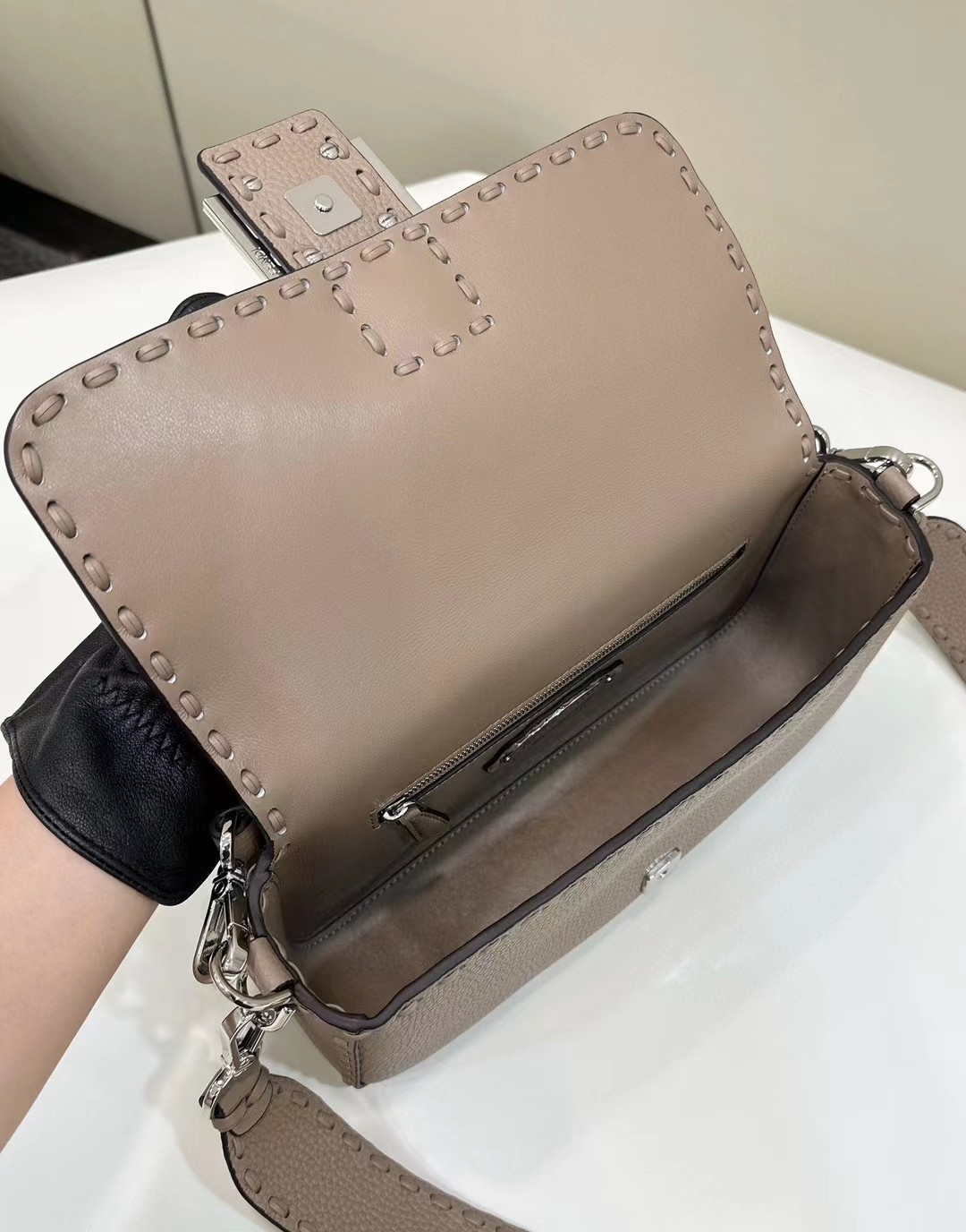 [TOP] FENDI Baguette Bag 26x13x6cm - Khaki