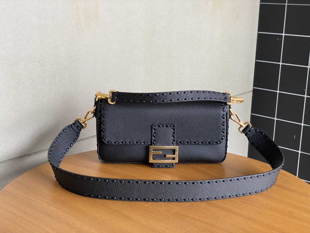 [TOP] FENDI Baguette Bag 26x13x6cm - 2 Colors