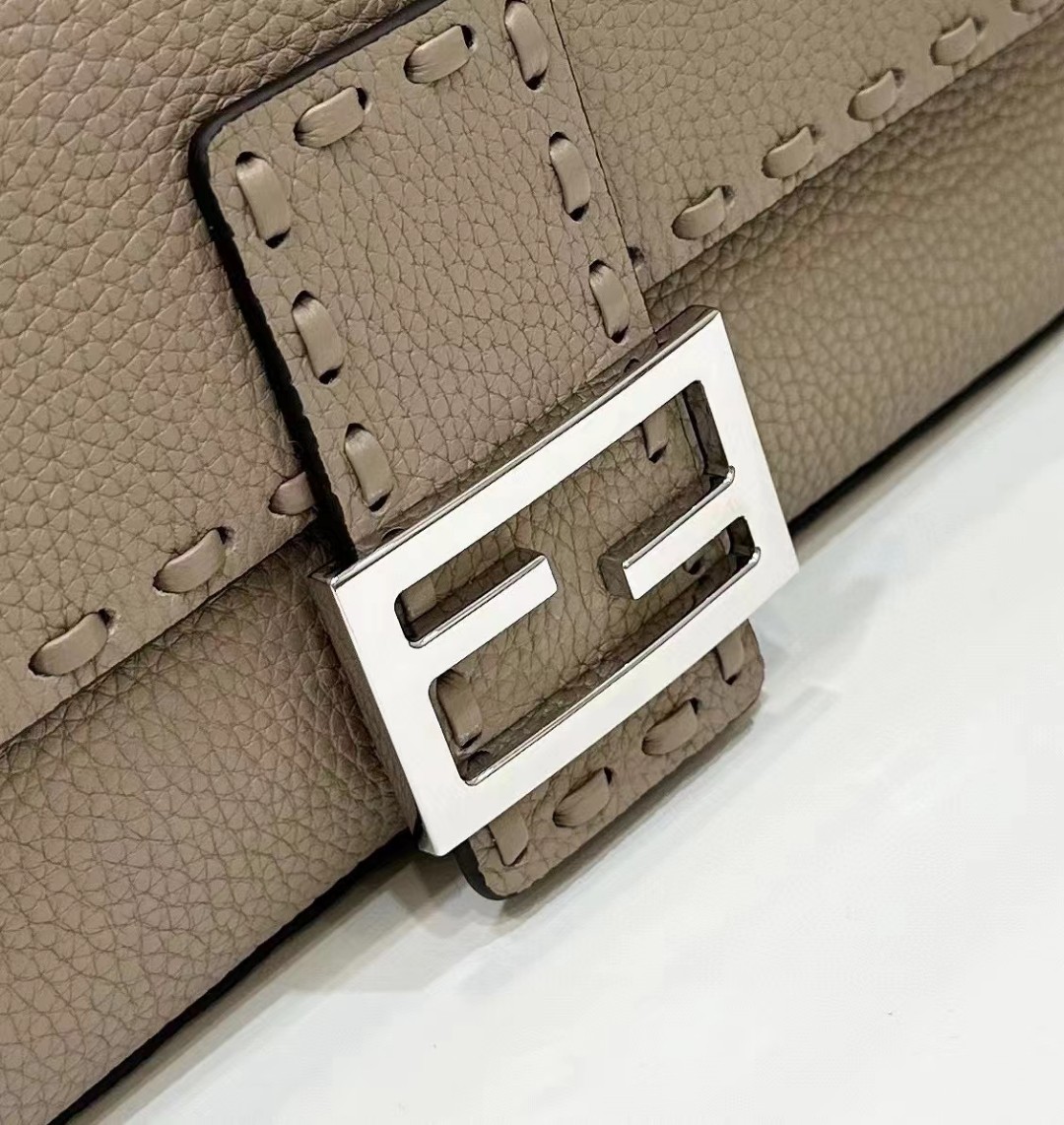[TOP] FENDI Baguette Bag 26x13x6cm - Khaki