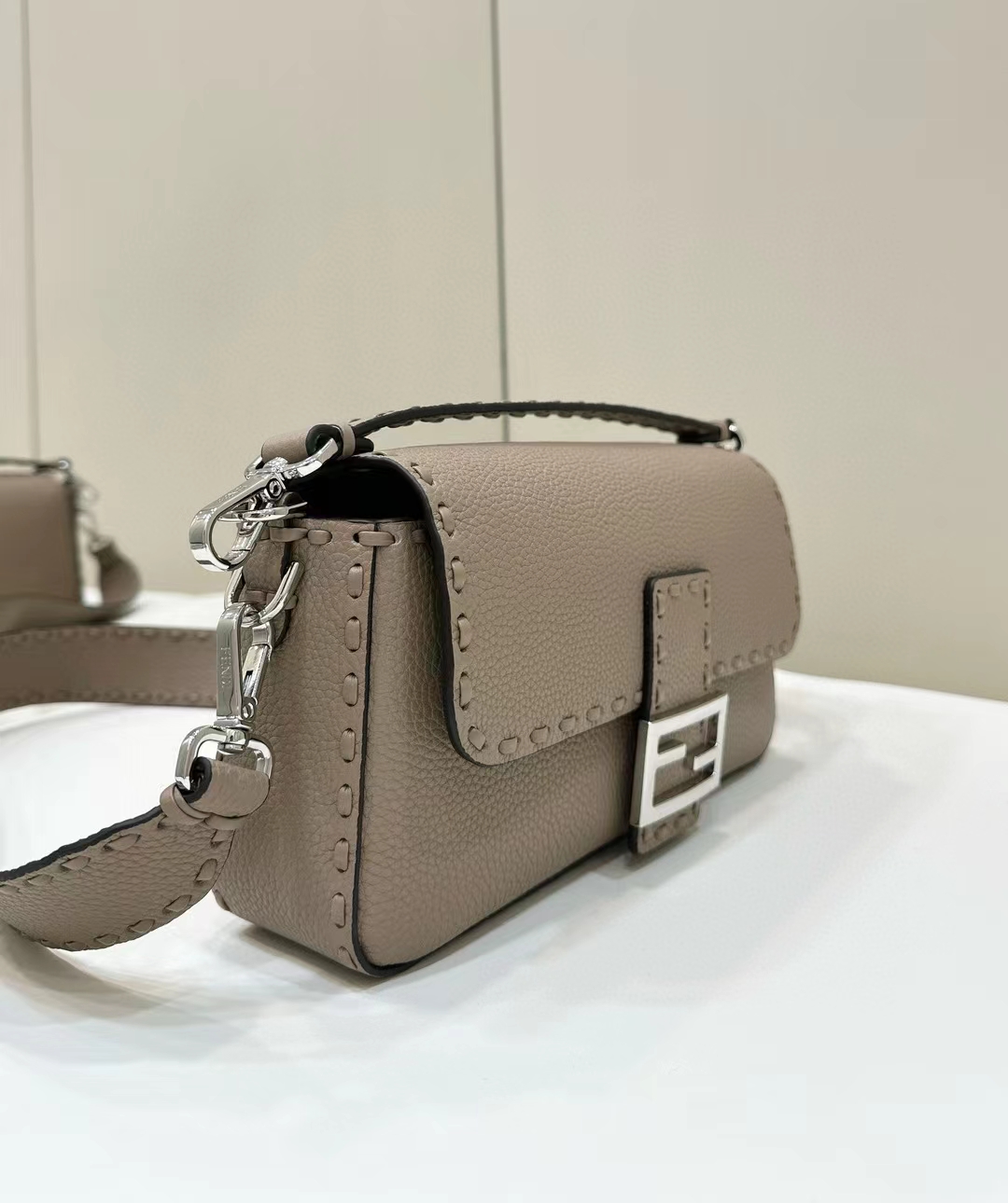 [TOP] FENDI Baguette Bag 26x13x6cm - Khaki