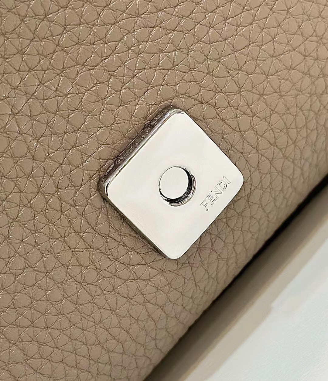 [TOP] FENDI Baguette Bag 26x13x6cm - Khaki