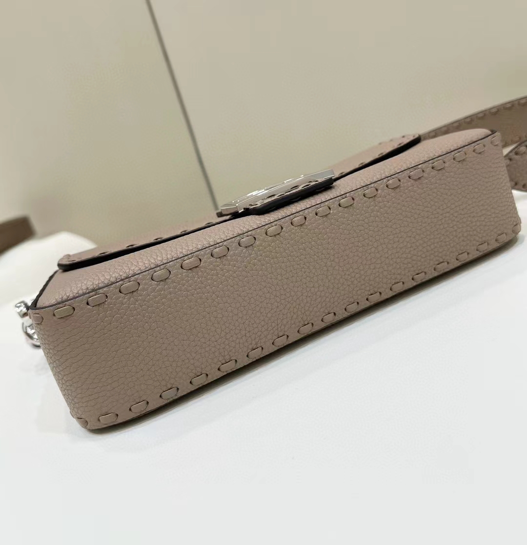 [TOP] FENDI Baguette Bag 26x13x6cm - Khaki
