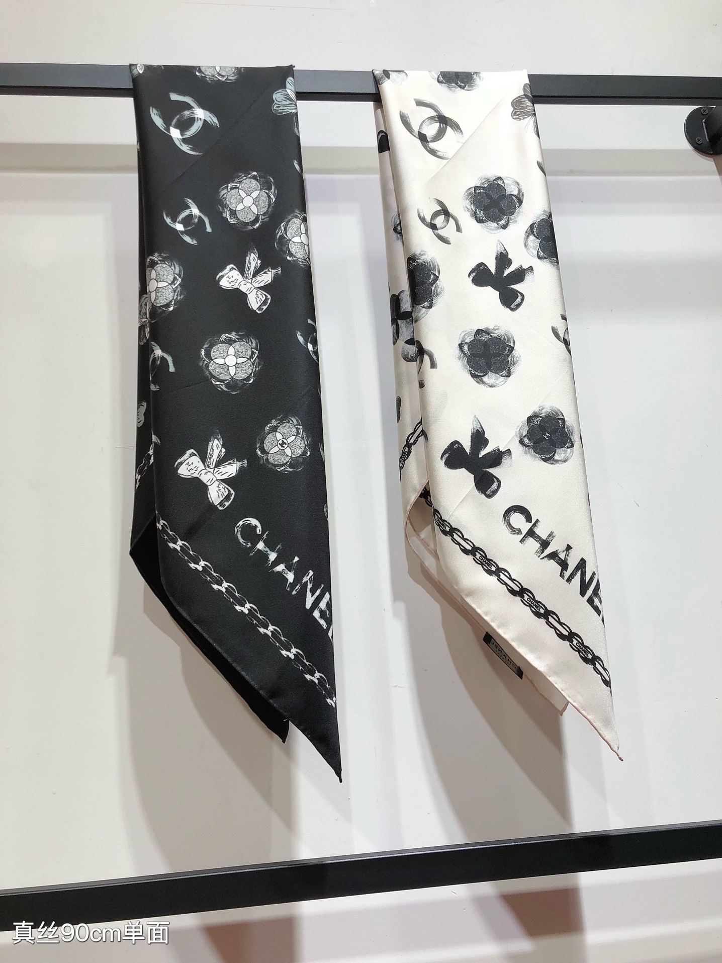 [TOP] CHANEL Silk Scarf 90 x 90 cm-2 Colors