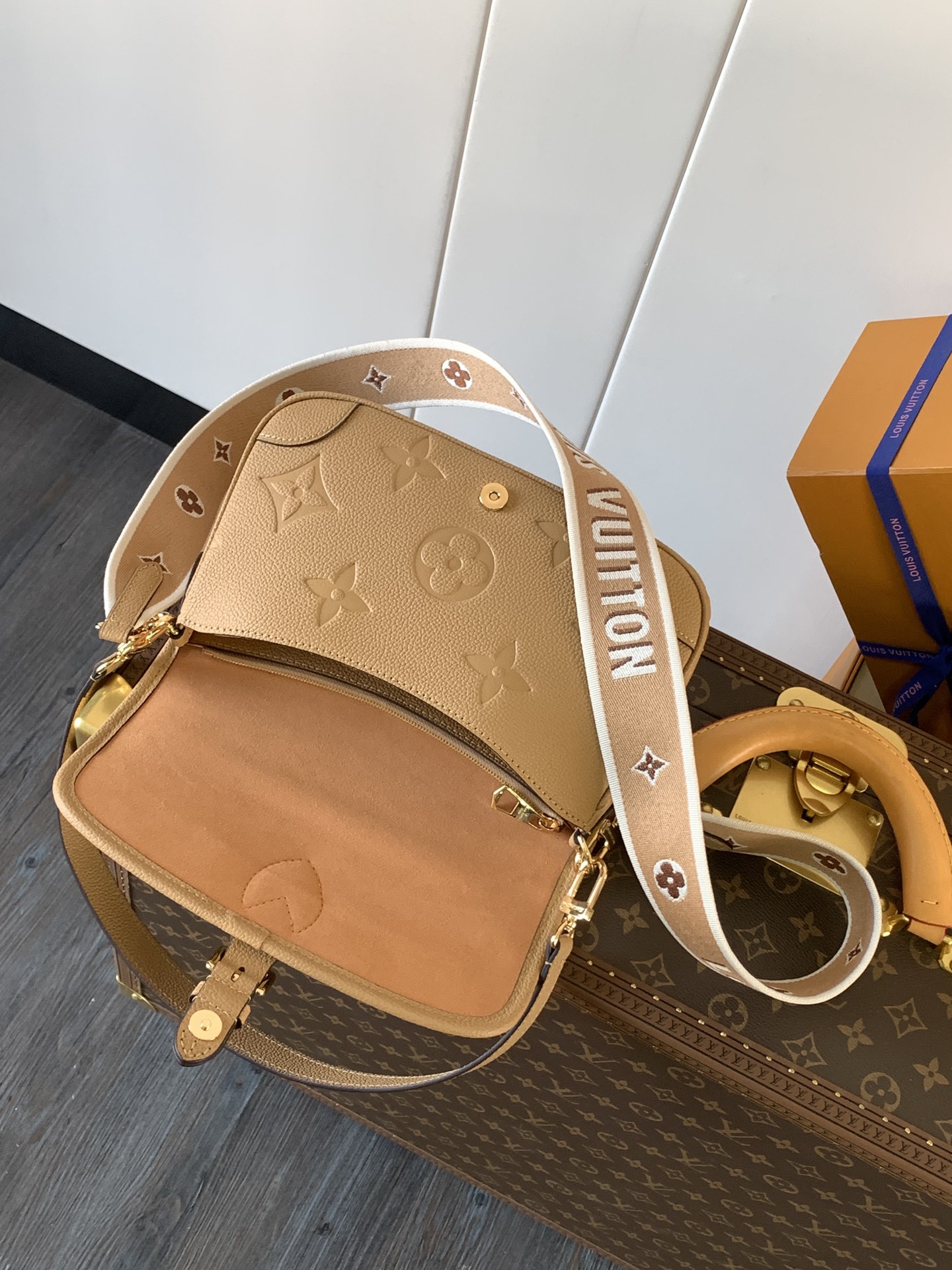 [TOP] Louis Vuitton LV Diane Bag 23 × 16 × 8.5 cm-Apricot