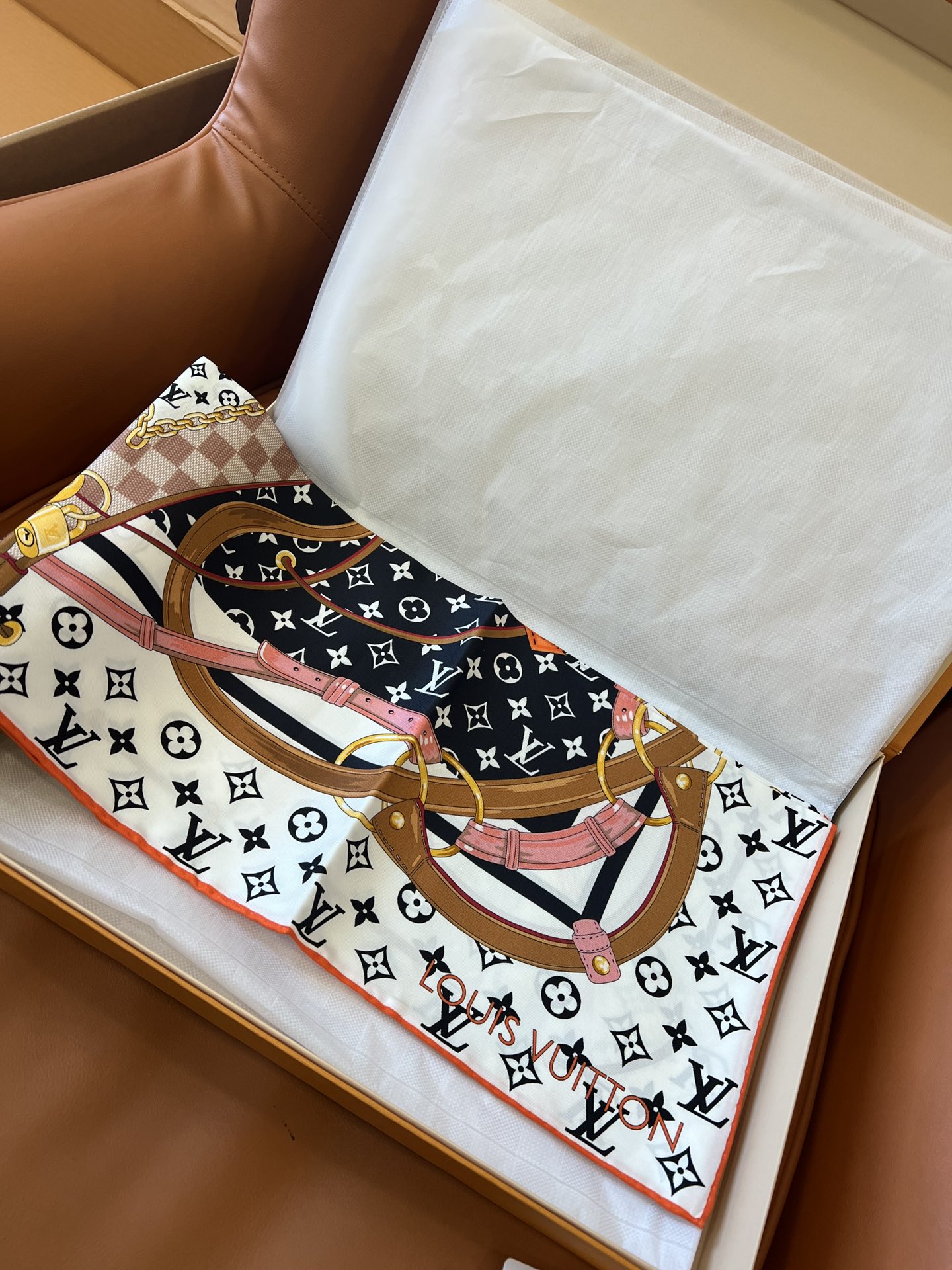 [TOP] Louis Vuitton LV Square Silk Scarf 90×90 cm-White