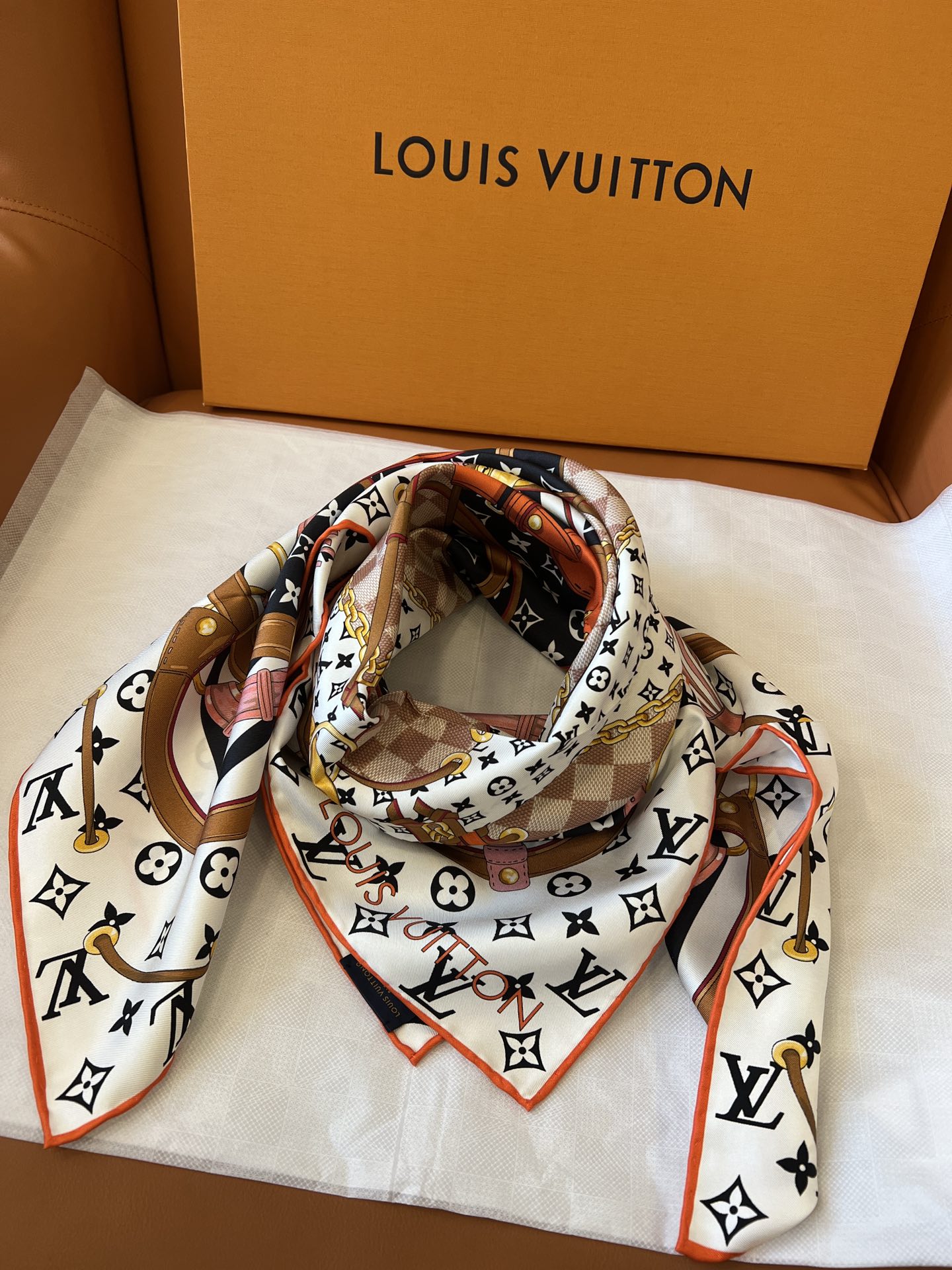 [TOP] Louis Vuitton LV Square Silk Scarf 90×90 cm-White