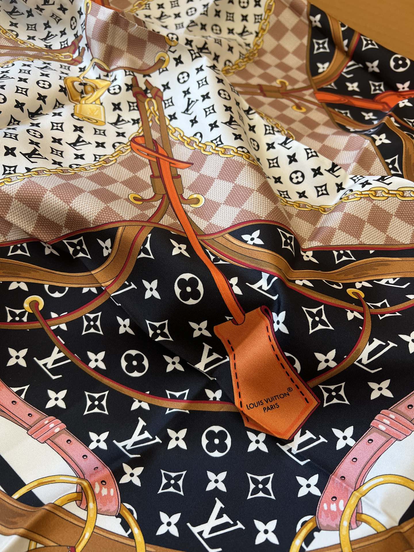[TOP] Louis Vuitton LV Square Silk Scarf 90×90 cm-White