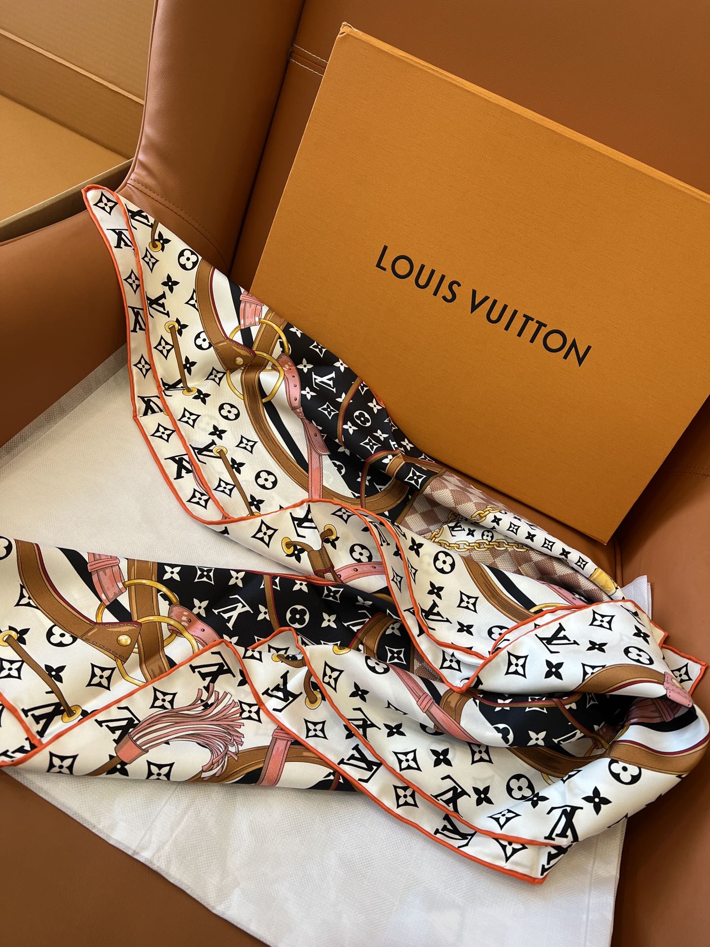 [TOP] Louis Vuitton LV Square Silk Scarf 90×90 cm-White
