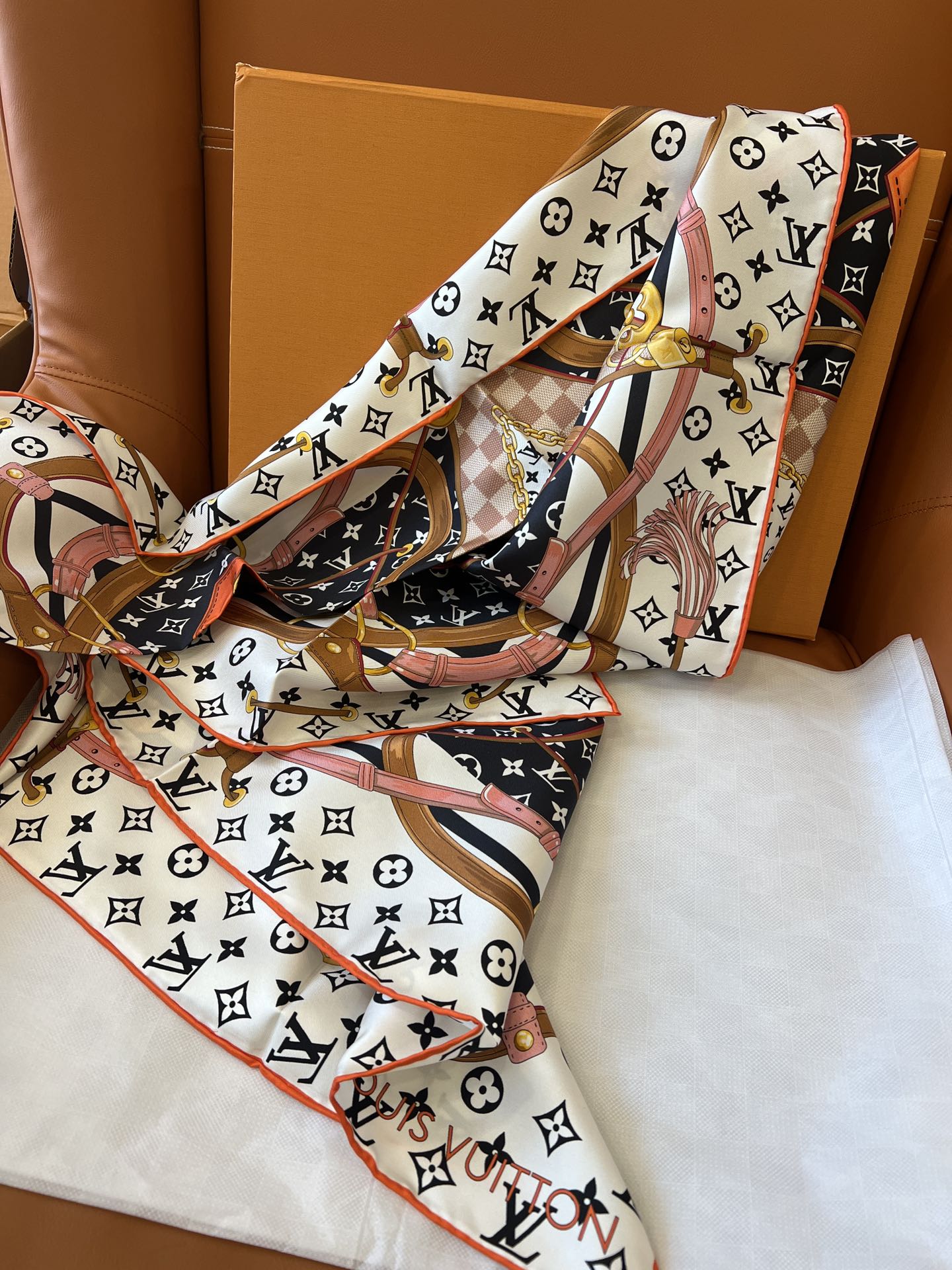 [TOP] Louis Vuitton LV Square Silk Scarf 90×90 cm-White