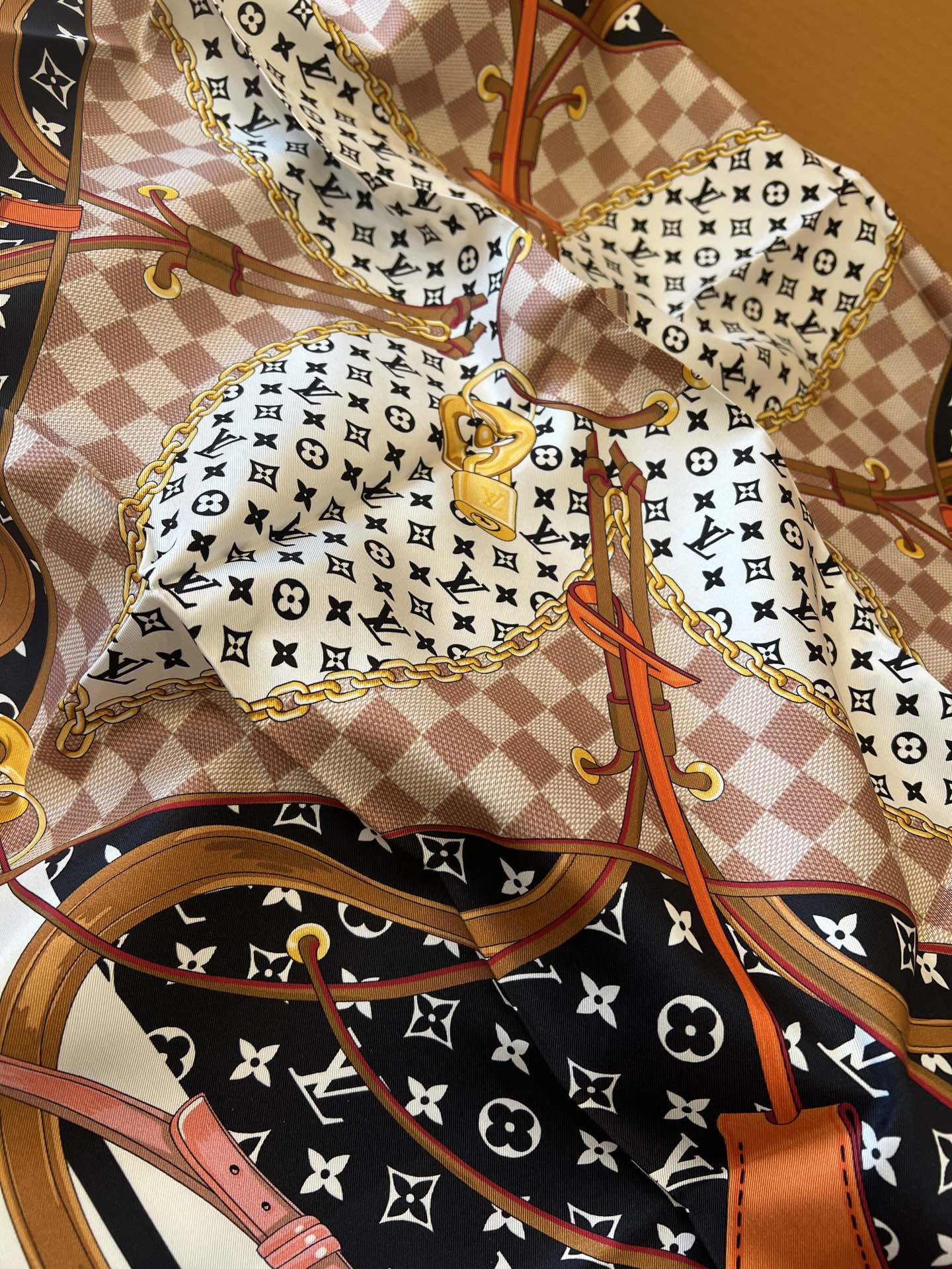 [TOP] Louis Vuitton LV Square Silk Scarf 90×90 cm-White
