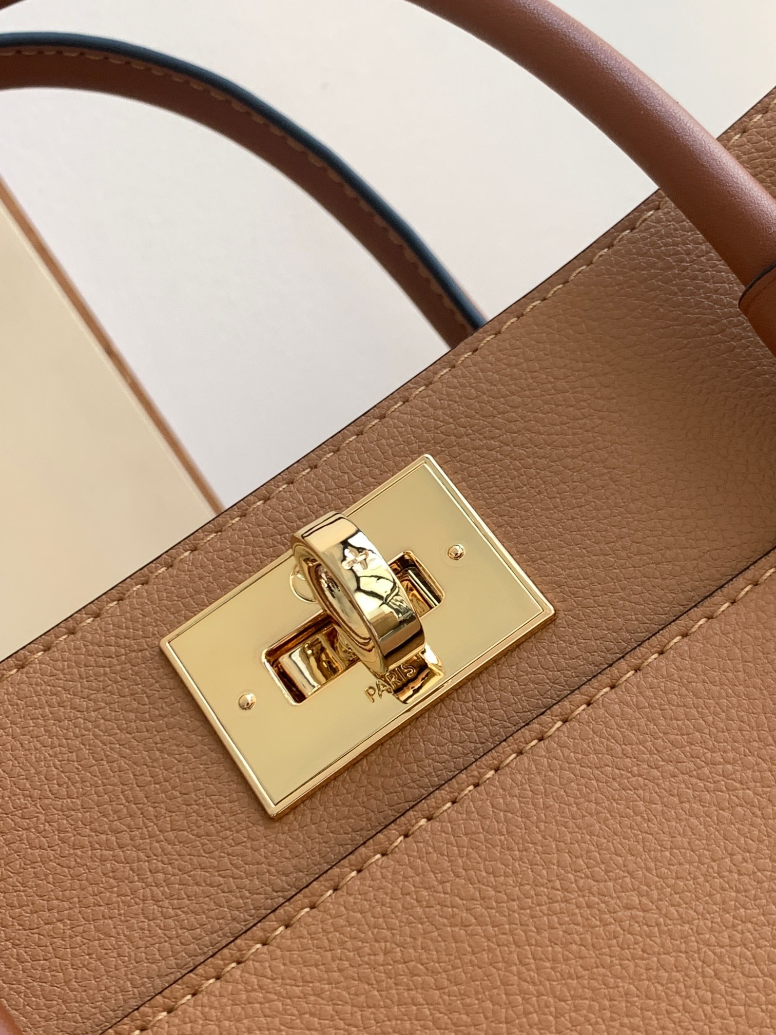 [TOP] Louis Vuitton LV On My Side Leather Bag 30.5x24.5x14cm - Brown