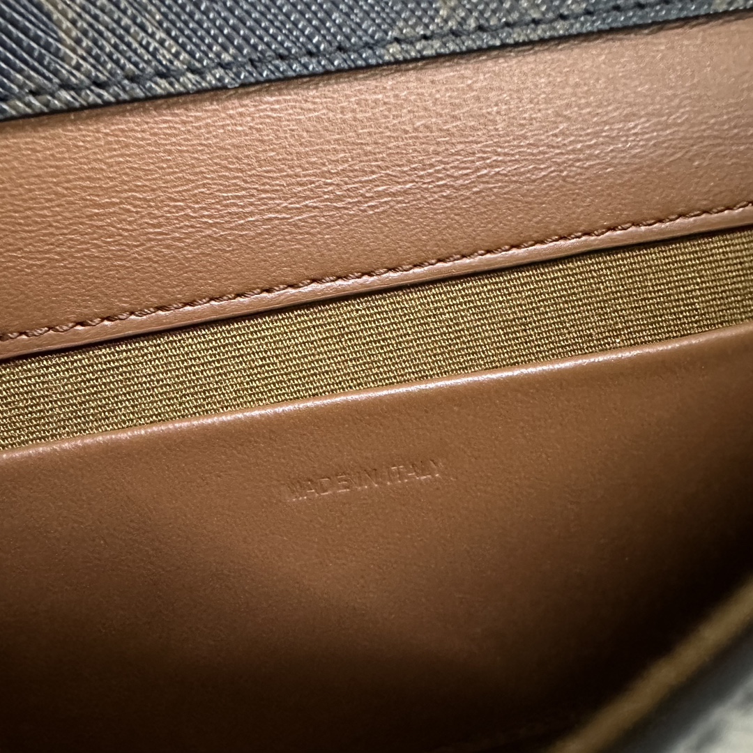 [TOP] CELINE Triomphe Chain Shoulder Bag Cowhide with Logo-printed 20.5x11x4cm - 2Colour