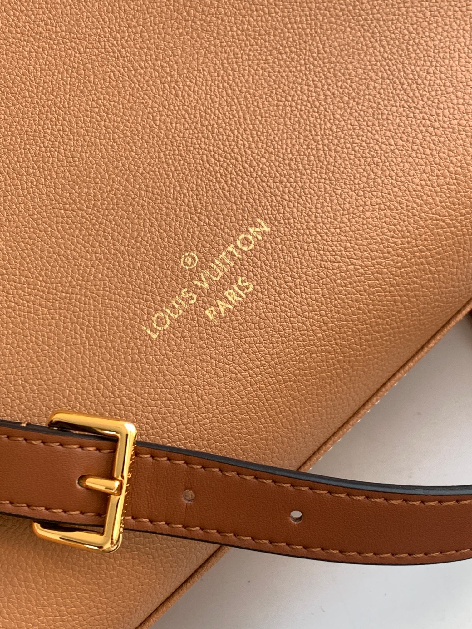 [TOP] Louis Vuitton LV On My Side Leather Bag 30.5x24.5x14cm - Brown