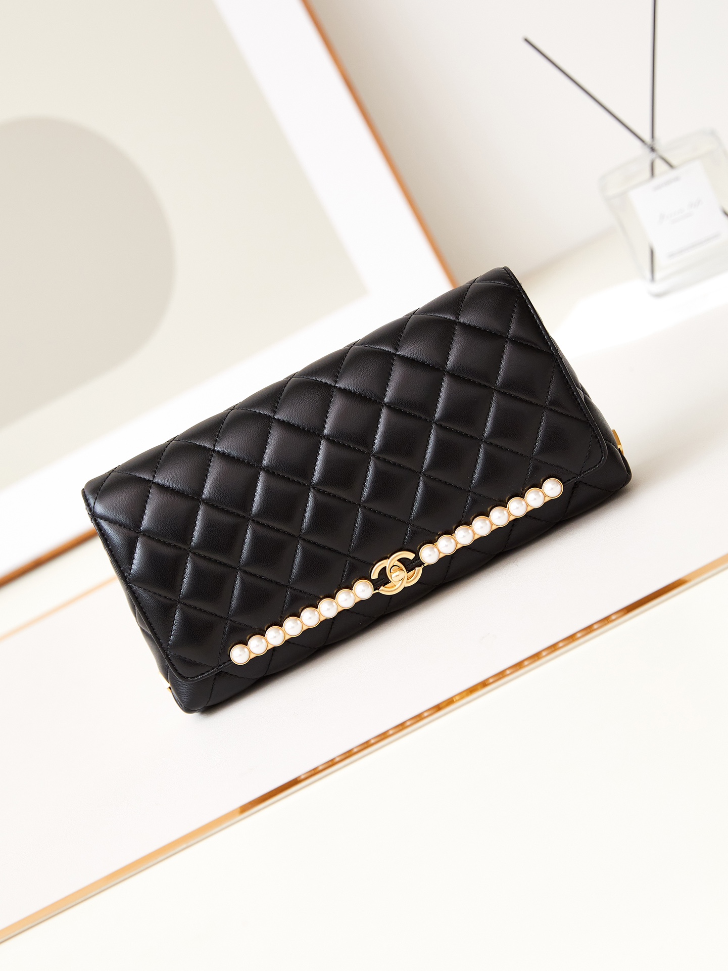 [TOP] CHANEL Pearl Buckle Hand Bag 15x30x4cm - Black