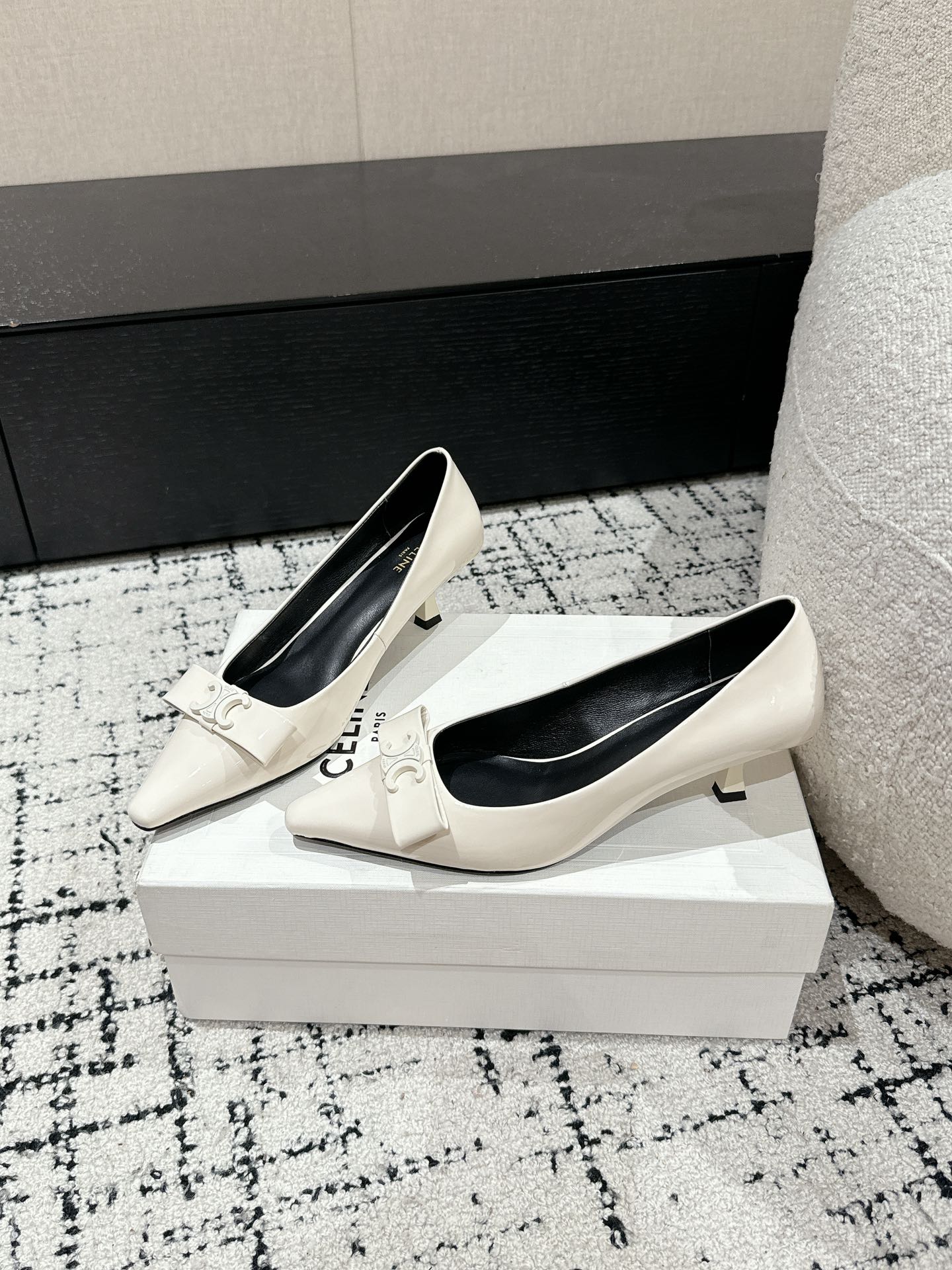 [TOP] CELINE Pointy Shoes with Kitten Heels - 3 Color