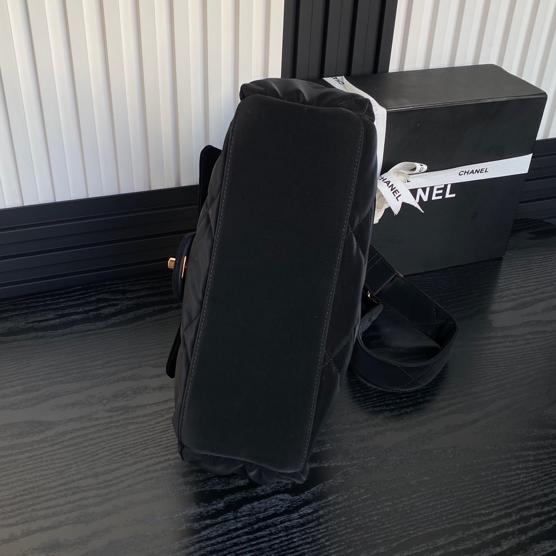 [TOP] CHANEL Coco Neige Hobo Bag 20x32x12cm - Black&GHW
