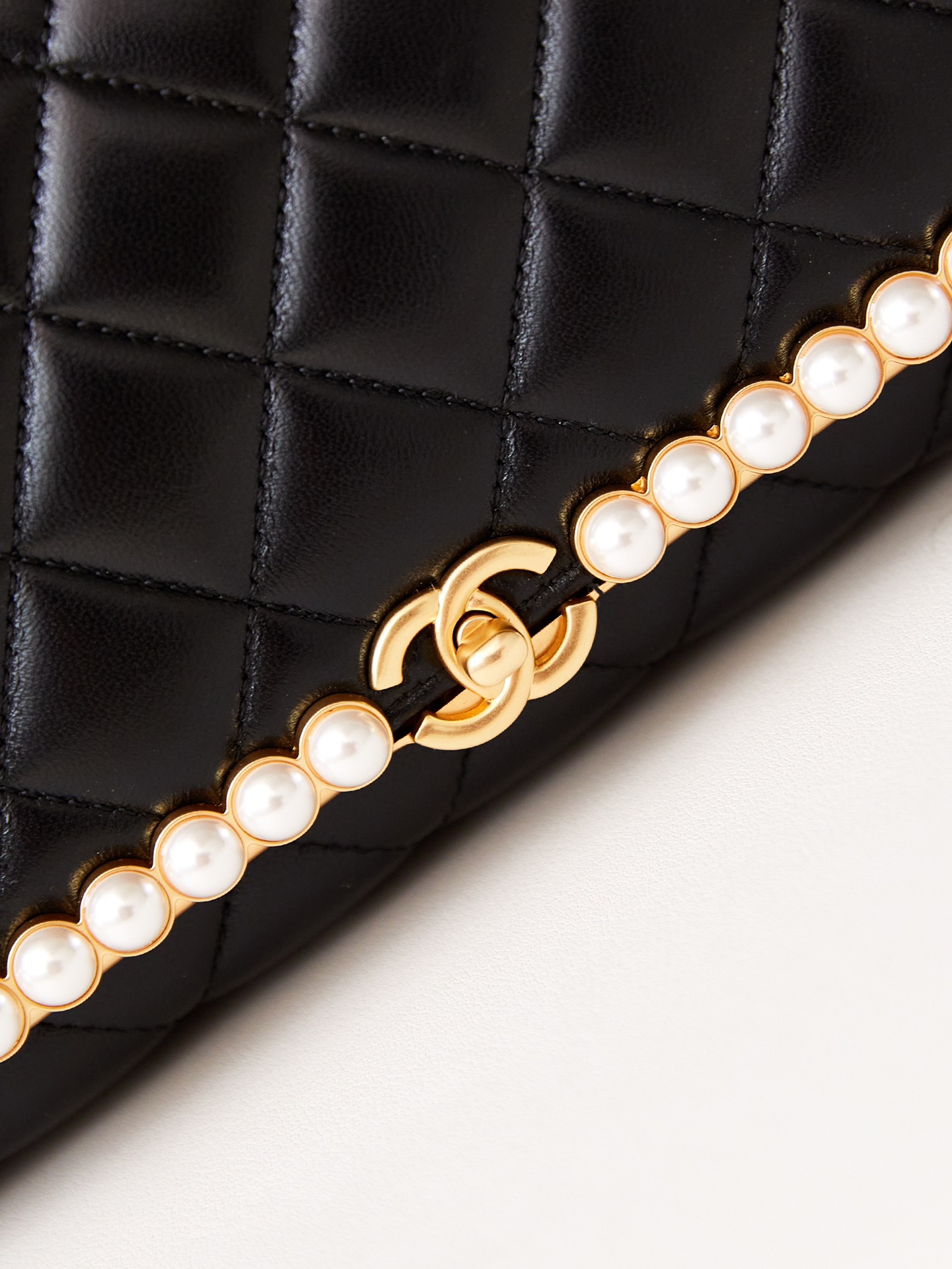 [TOP] CHANEL Pearl Buckle Hand Bag 15x30x4cm - Black