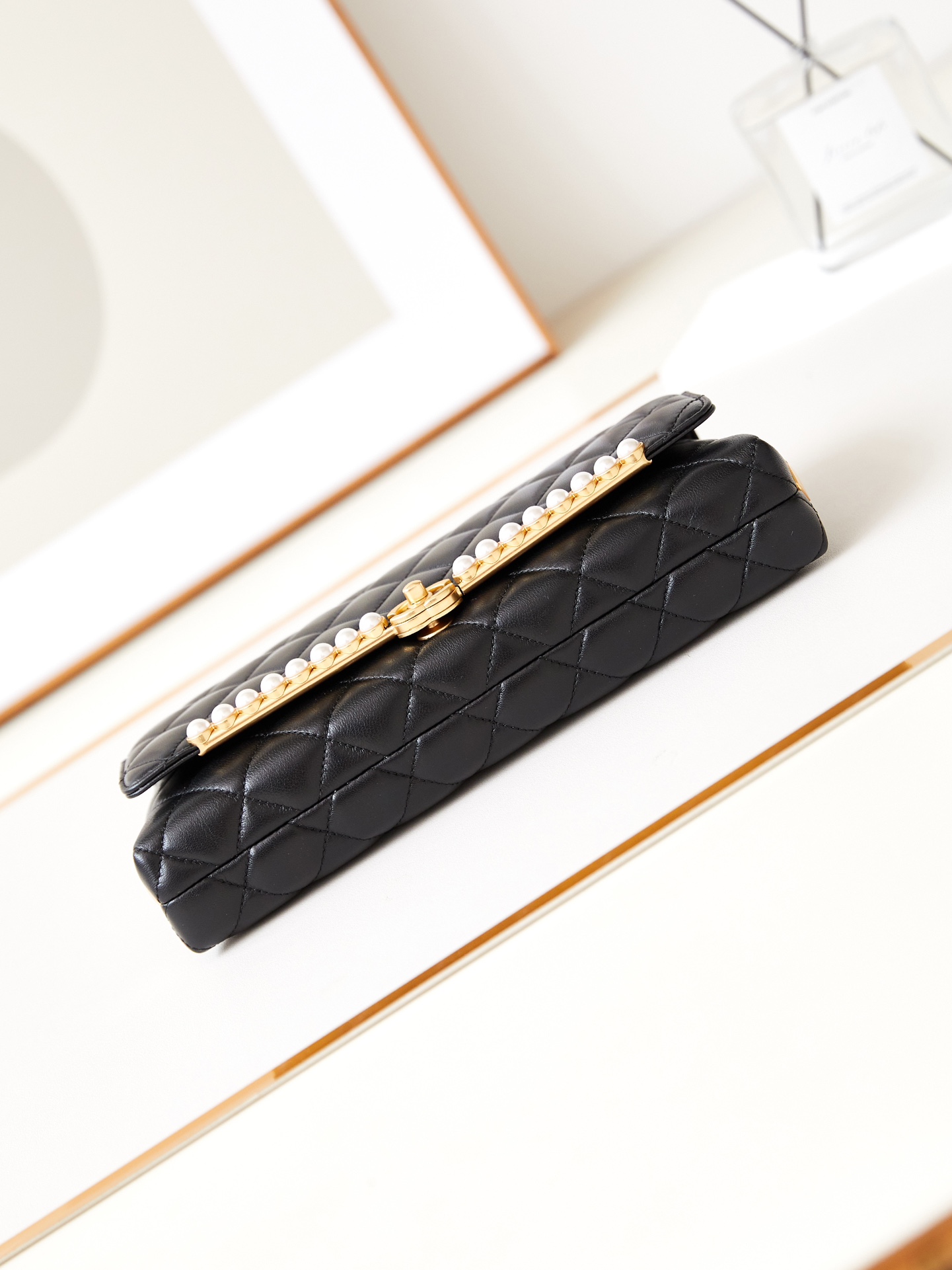 [TOP] CHANEL Pearl Buckle Hand Bag 15x30x4cm - Black