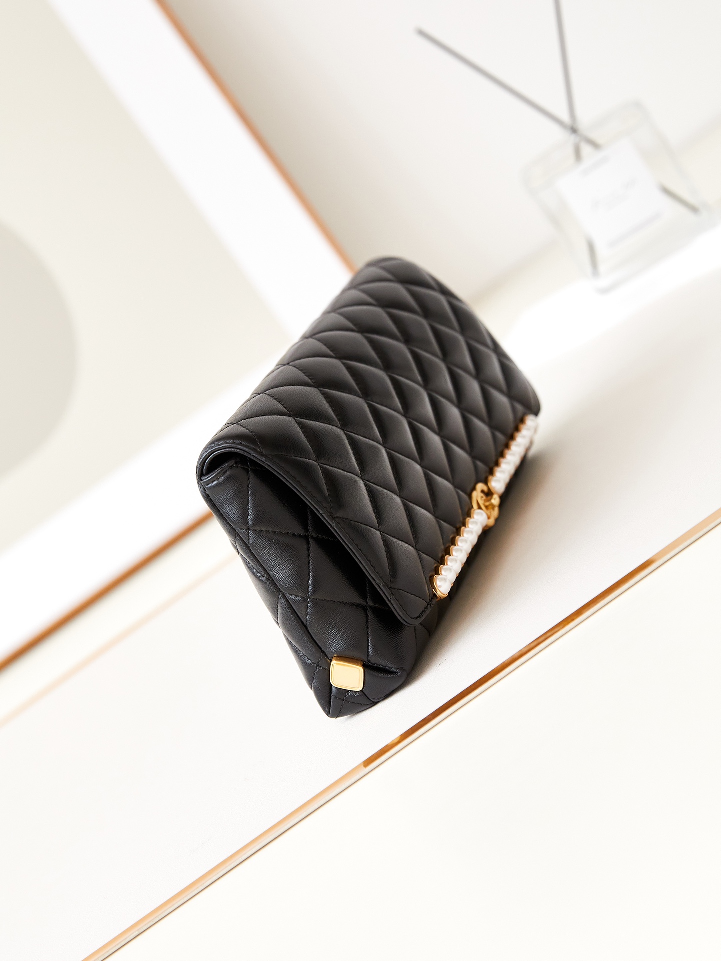[TOP] CHANEL Pearl Buckle Hand Bag 15x30x4cm - Black