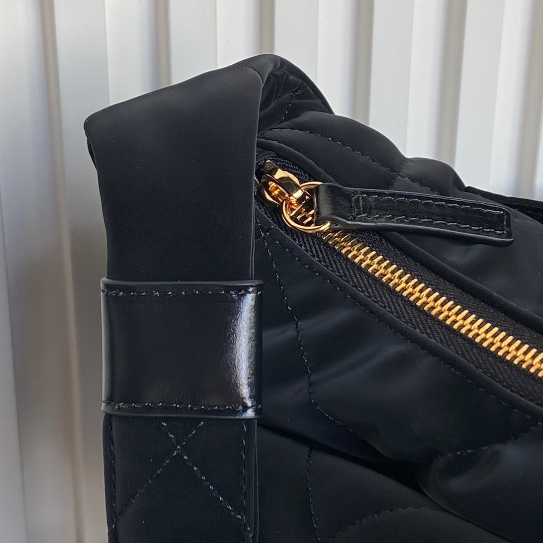 [TOP] CHANEL Coco Neige Hobo Bag 20x32x12cm - Black&GHW