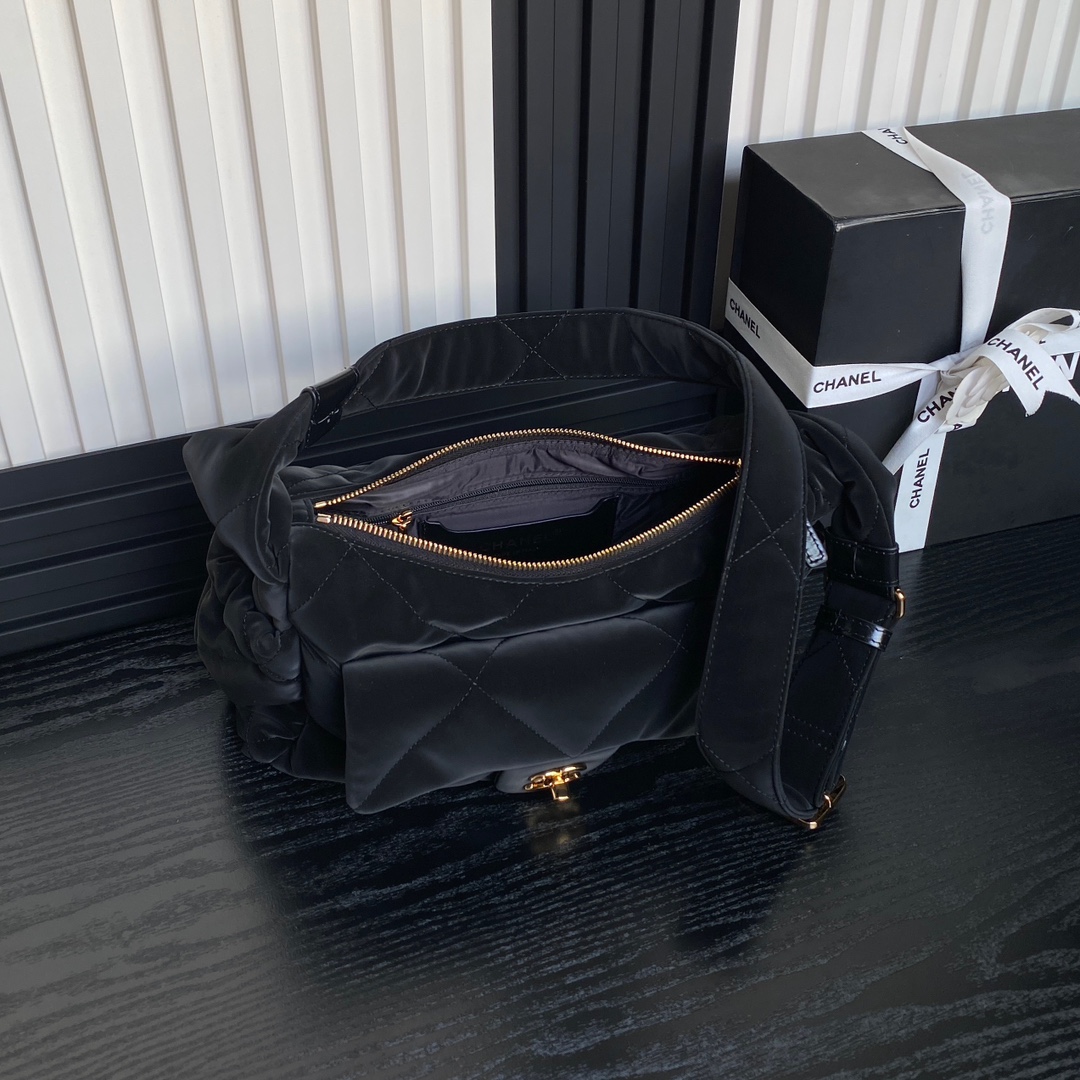 [TOP] CHANEL Coco Neige Hobo Bag 20x32x12cm - Black&GHW