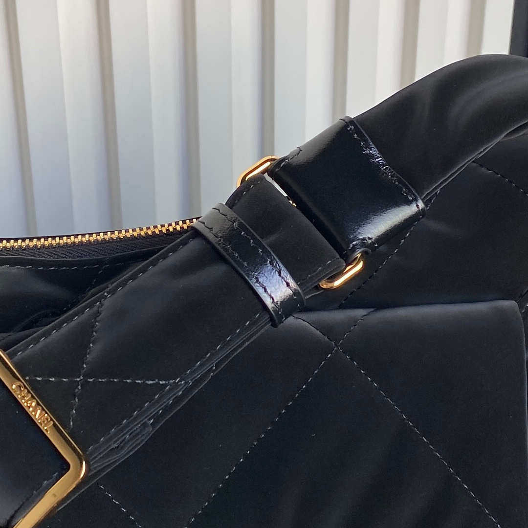 [TOP] CHANEL Coco Neige Hobo Bag 20x32x12cm - Black&GHW