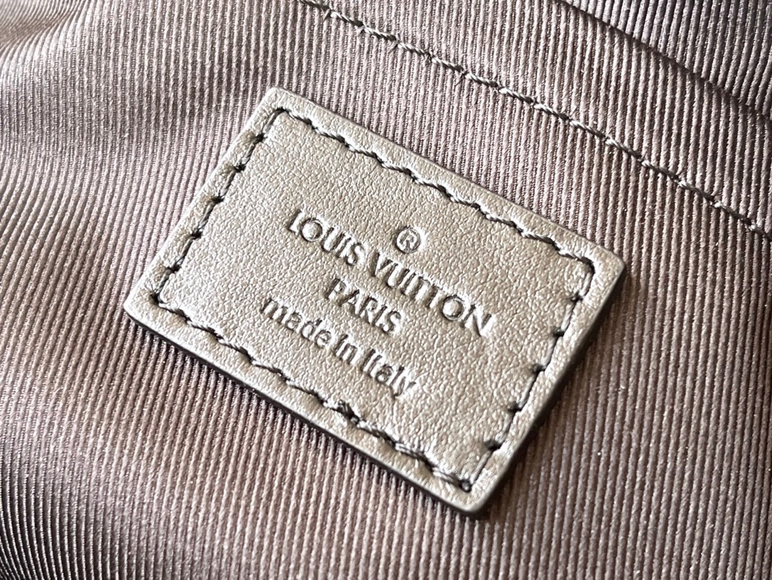 [TOP] Louis Vuitton LV Men's Soft Polochon Bag 33 x 17 x 17cm - Black