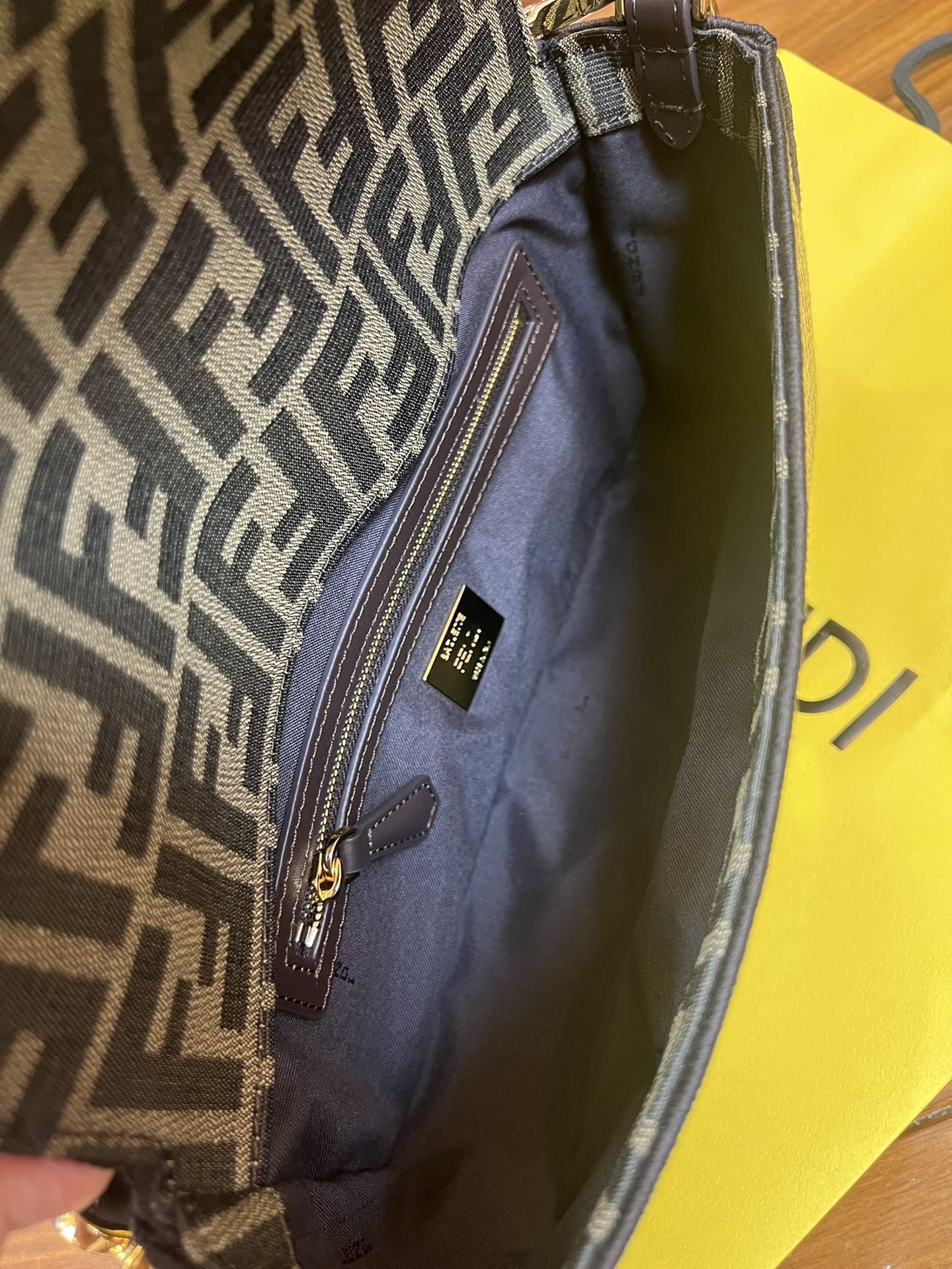 [TOP] FENDI Baguette Bag 26×15×5cm - Brown