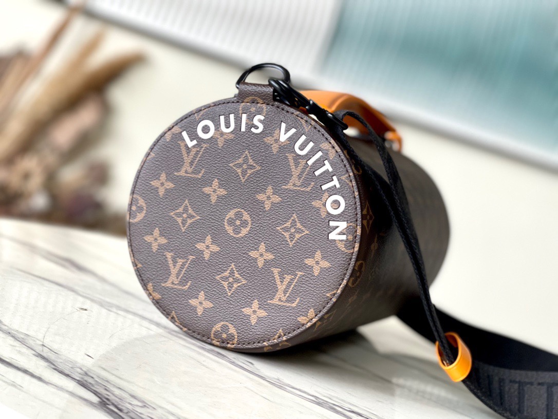 [TOP] Louis Vuitton LV Men's Soft Polochon Bag 33 x 17 x 17cm - Black