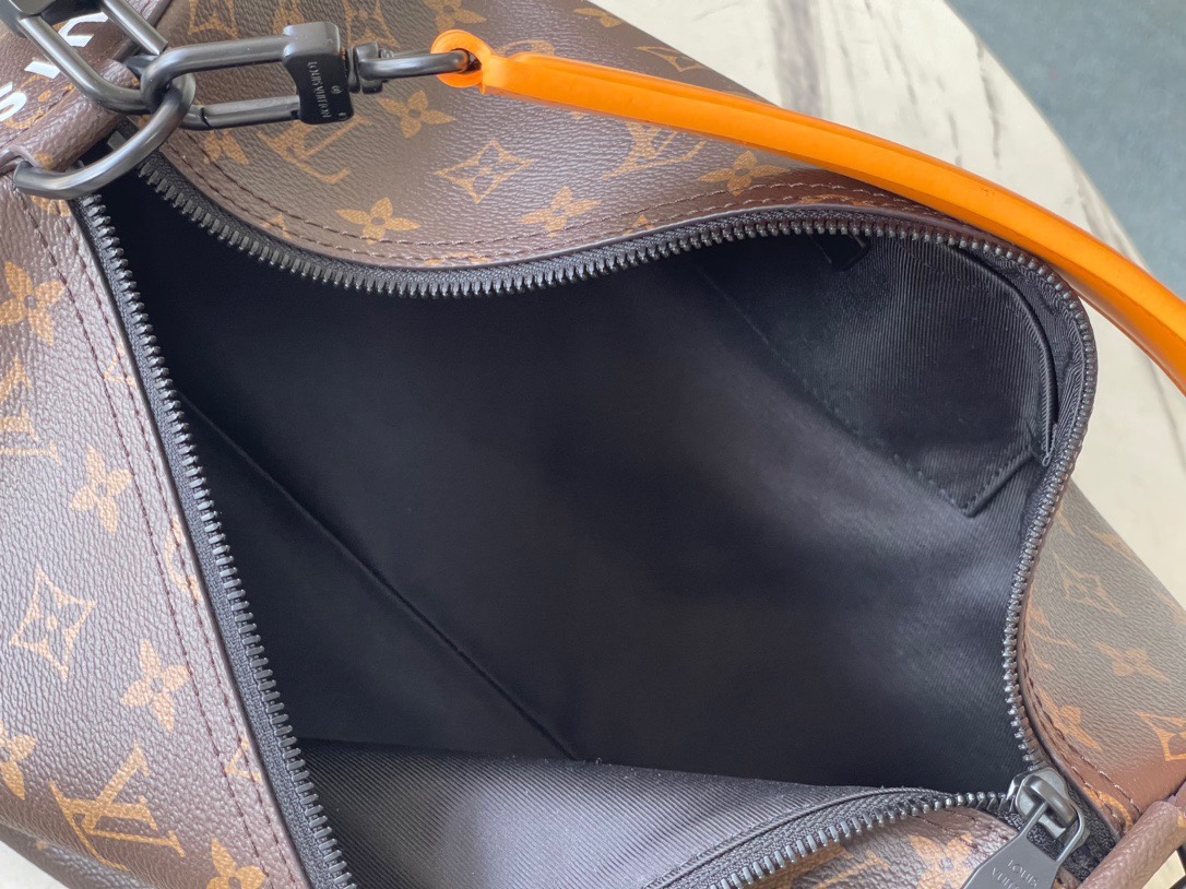 [TOP] Louis Vuitton LV Men's Soft Polochon Bag 33 x 17 x 17cm - Black