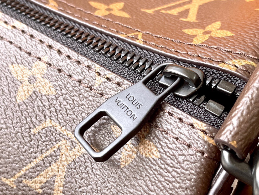 [TOP] Louis Vuitton LV Men's Soft Polochon Bag 33 x 17 x 17cm - Black